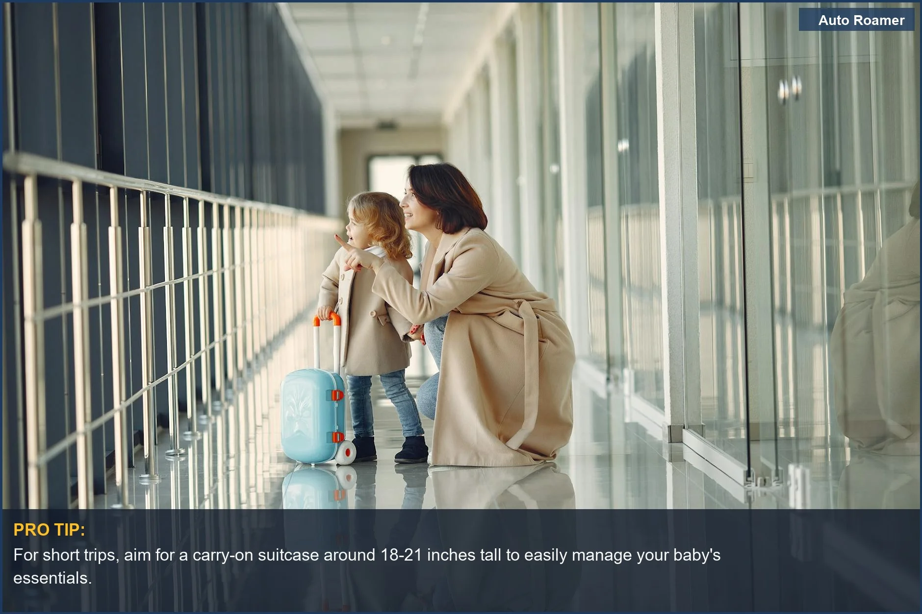 Niña asombrada con maleta infantil y madre sonriente en el aeropuerto, destacando la importancia del tamaño adecuado del equipaje para bebés.