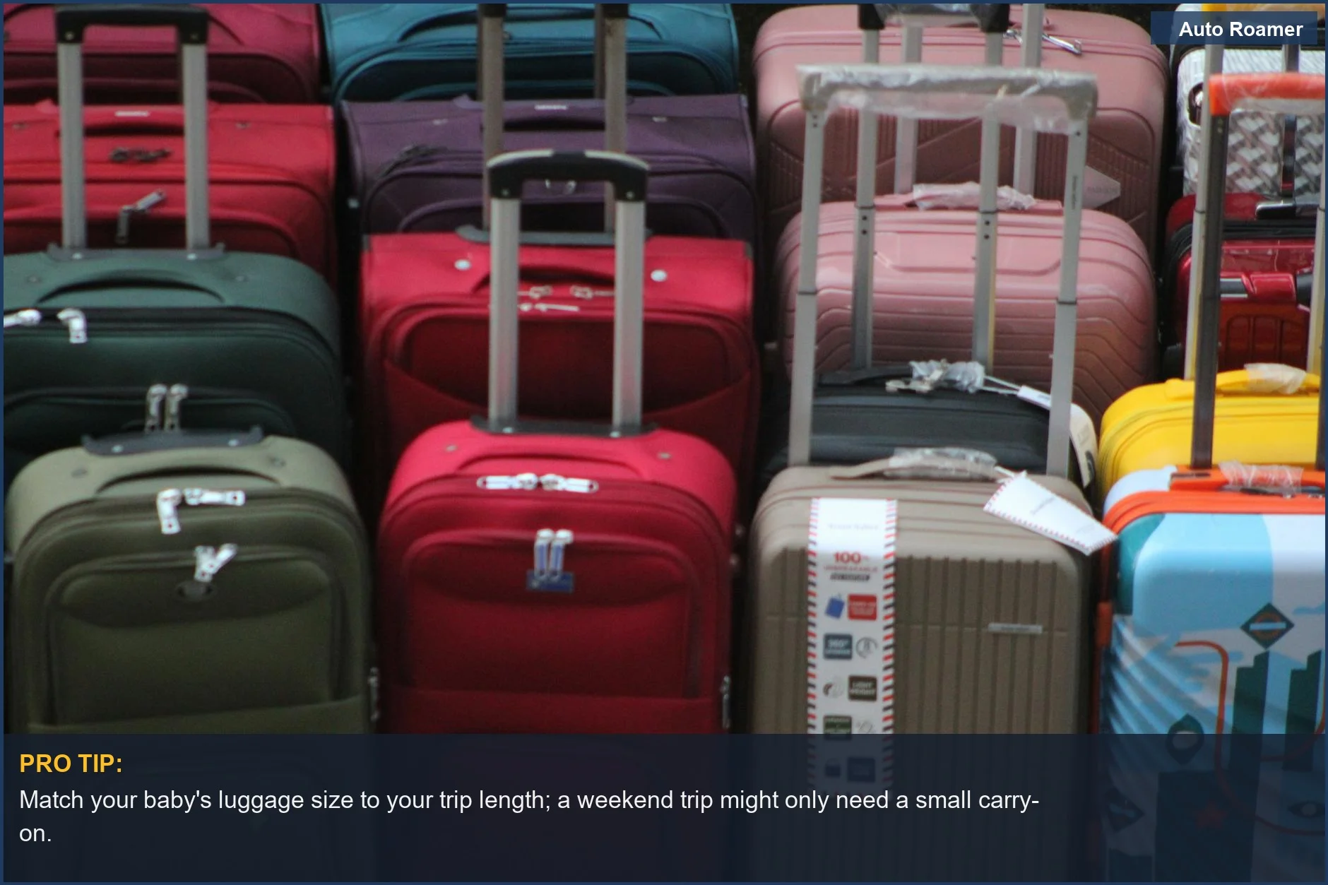 Colección vibrante de varias maletas apiladas listas para viajar, ilustrando la necesidad de un tamaño de equipaje adecuado para bebés.