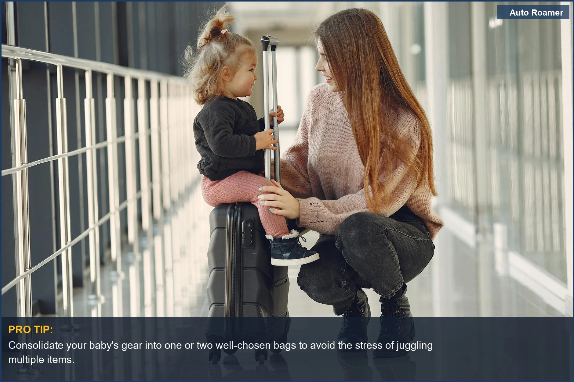 Mujer y niña elegante sentadas en una maleta negra en un pasillo de aeropuerto, demostrando una maleta de mano práctica para viajes con bebés.