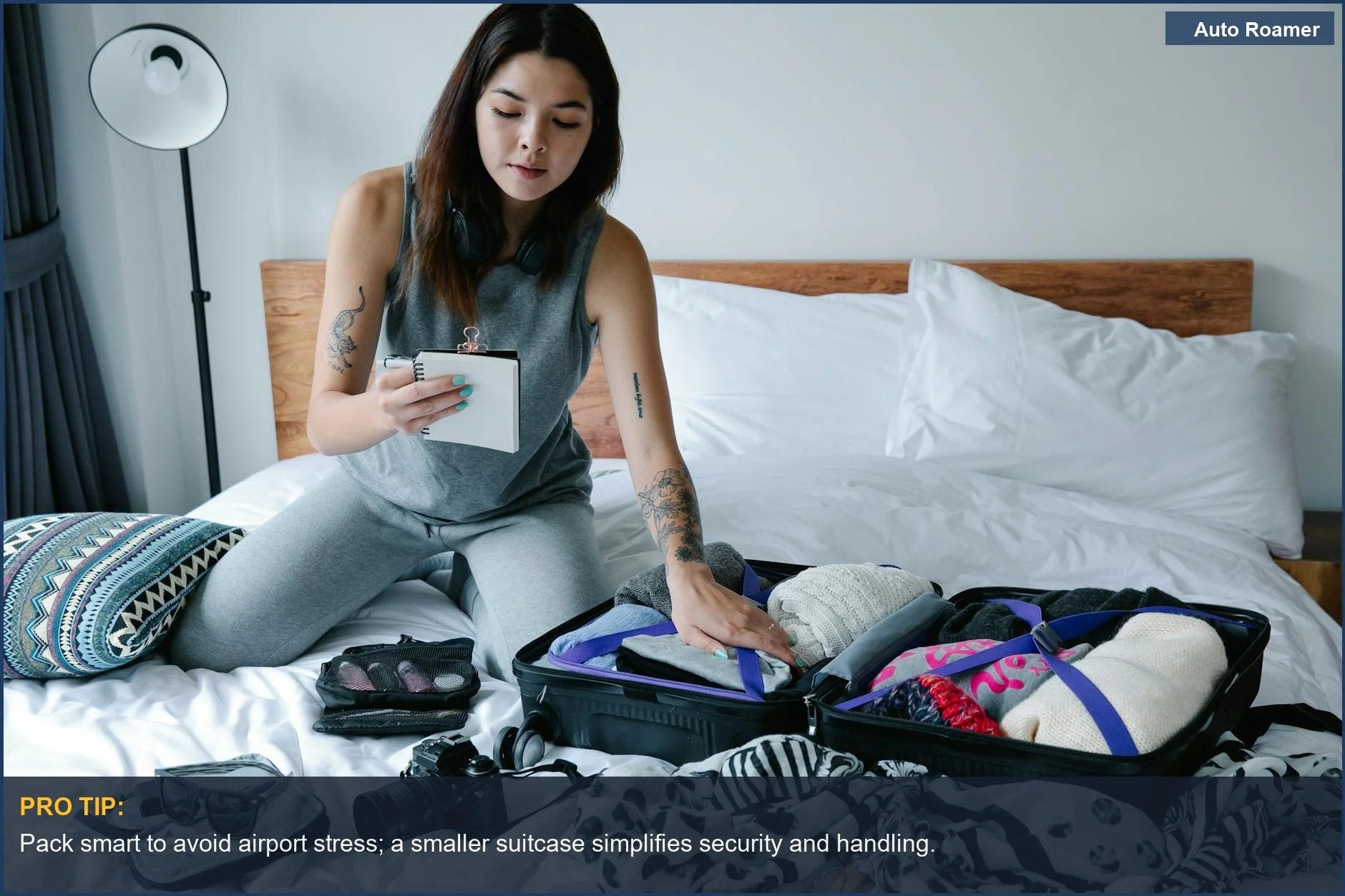 Mujer planificando un viaje empacando una maleta, destacando la importancia del tamaño del equipaje del bebé.