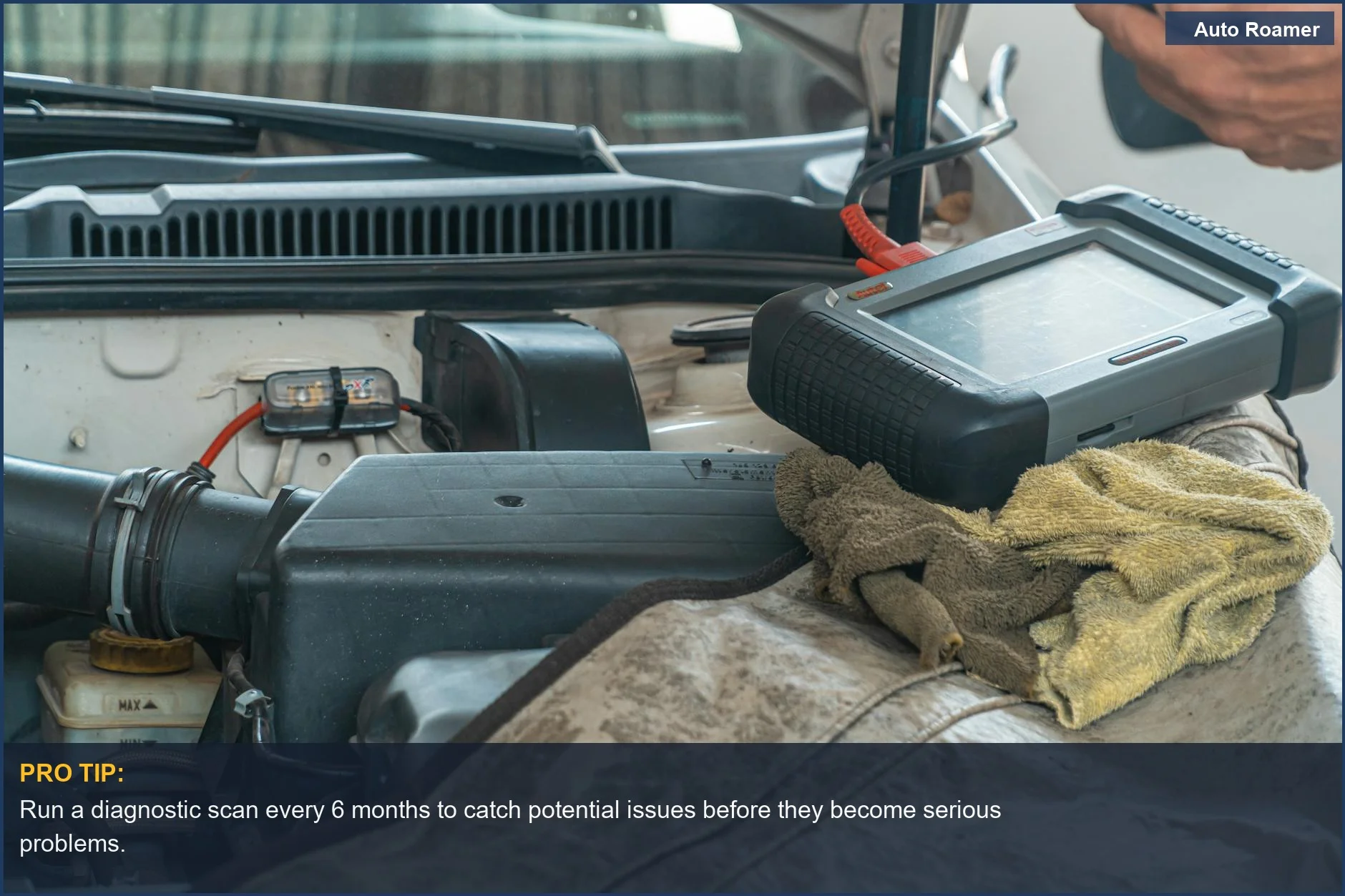 Mecánico utiliza una herramienta de diagnóstico para inspeccionar el motor de un coche para cuidado preventivo del coche en un garaje.