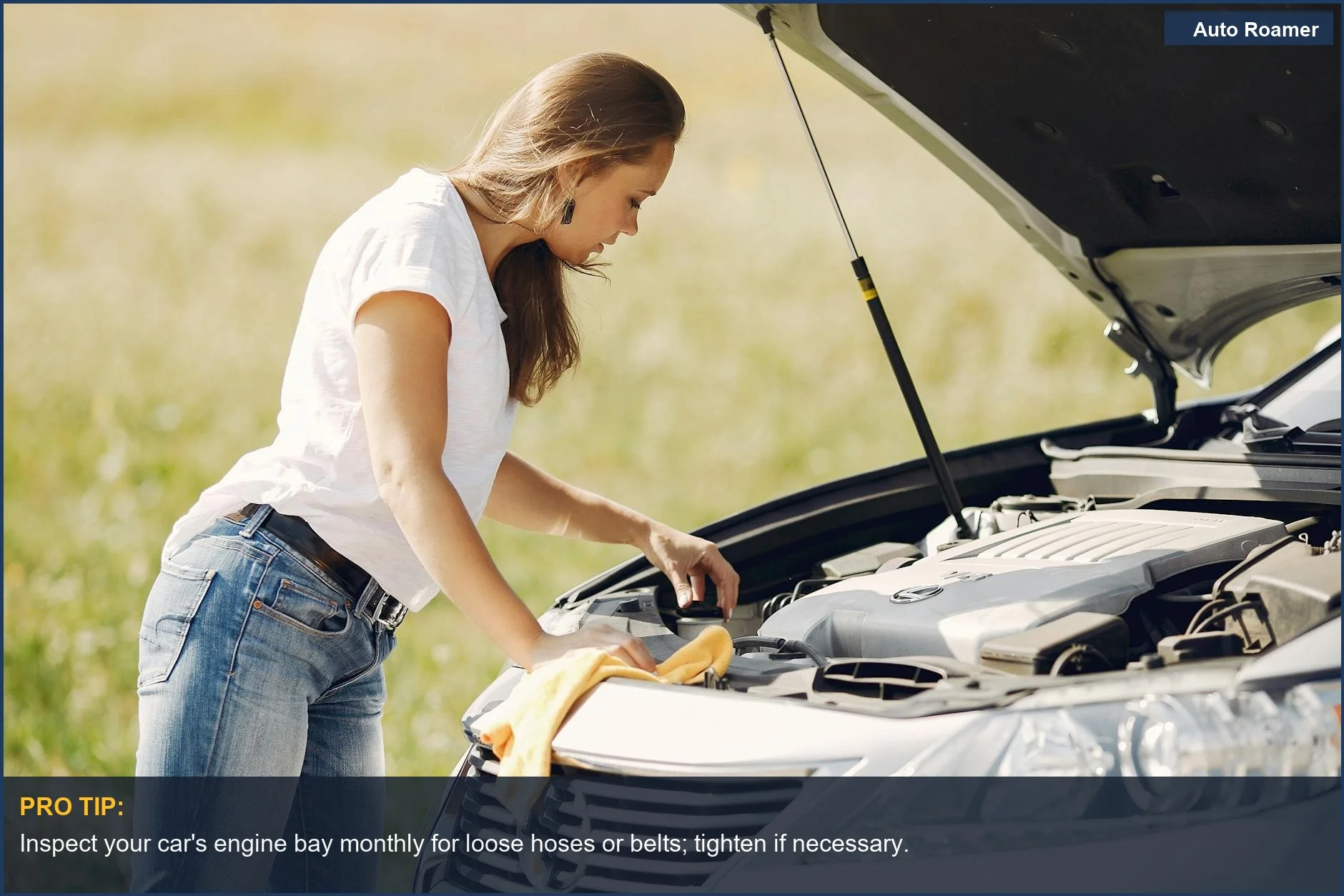 Mujer realizando mantenimiento casero del coche revisando componentes del motor bajo el capó en un día soleado.