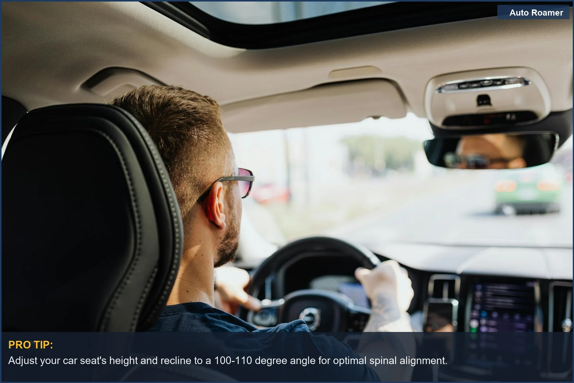 Primer plano del interior de un coche de conductor, destacando el volante y el enfoque en la corrección de la postura.