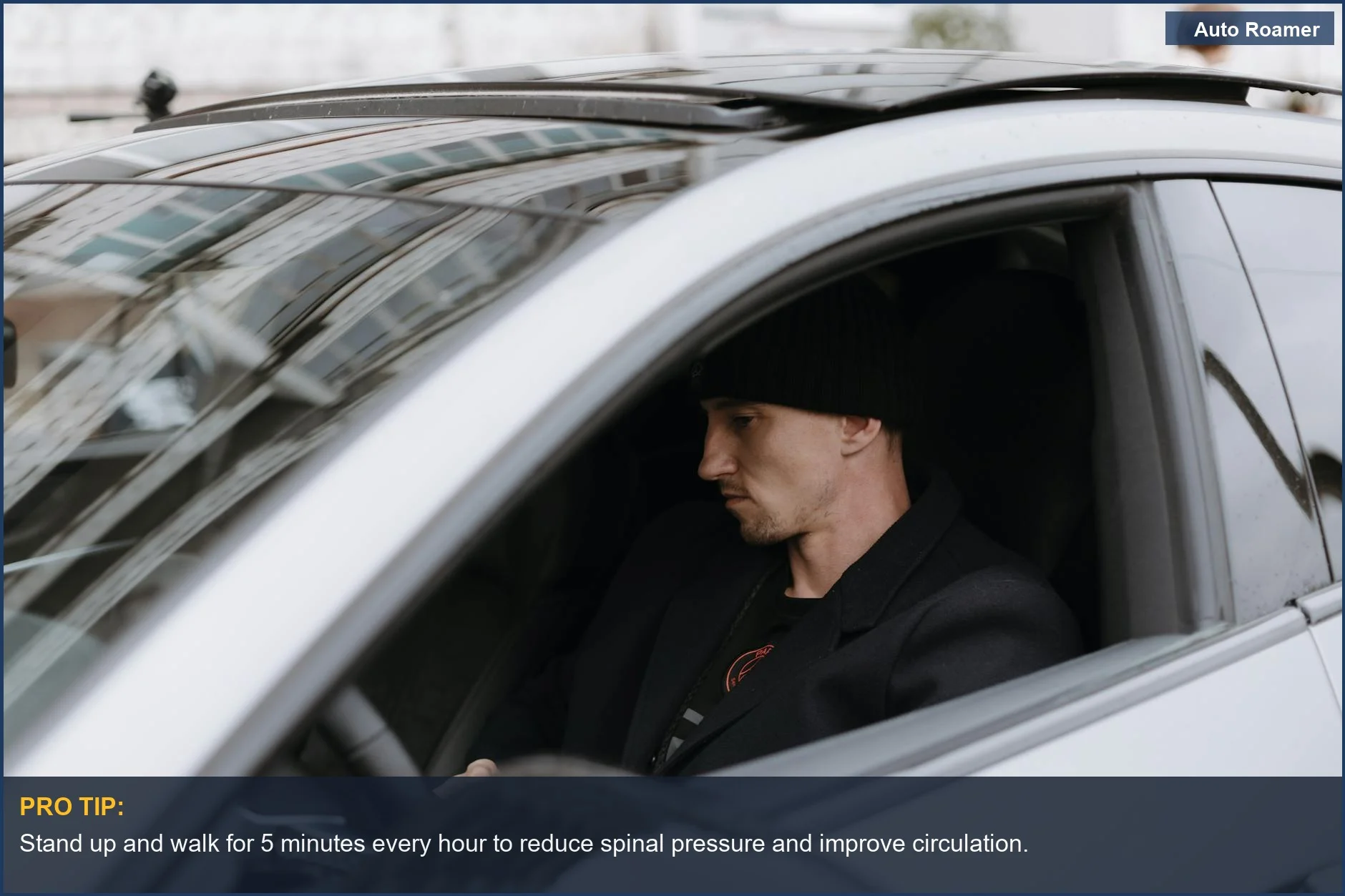 Hombre en un coche moderno demostrando la necesidad de un mejor soporte para la espalda con inclinación pélvica posterior.