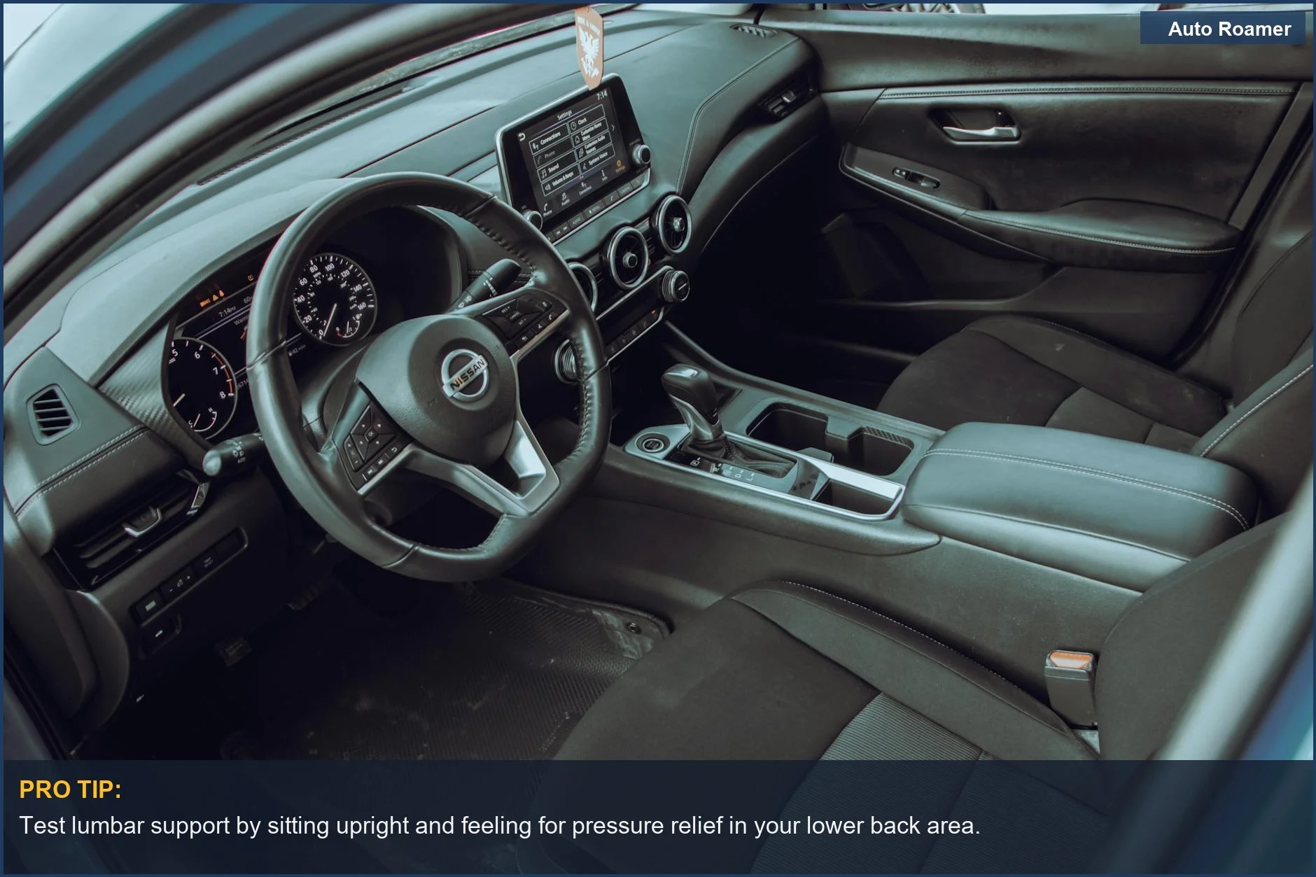 Interior moderno de un Nissan Sentra que muestra un diseño ergonómico y asientos cómodos para un mejor soporte de espalda.