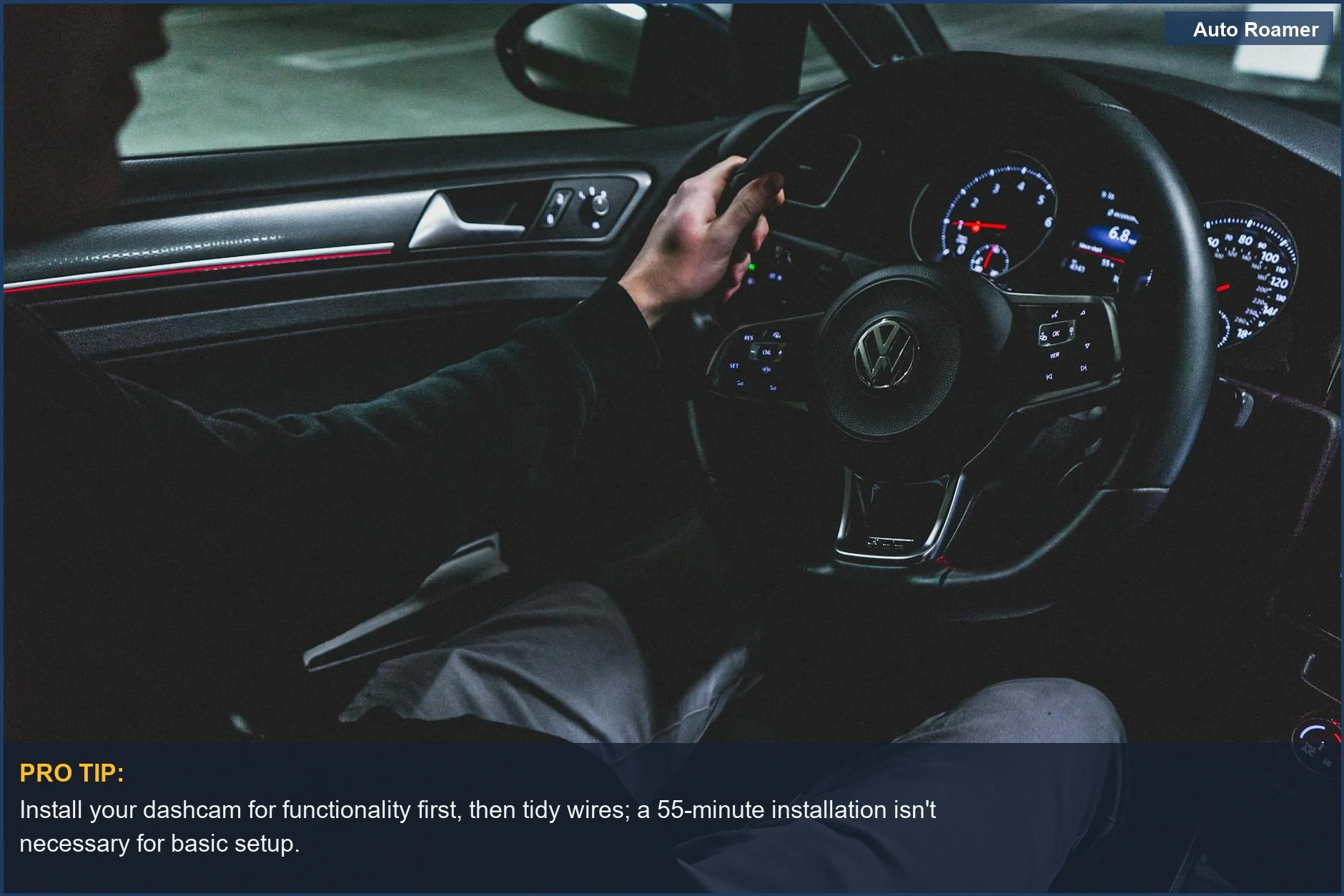 Vista nocturna de conducción desde el interior de un Volkswagen, mostrando el salpicadero y el volante, ideal para encontrar dashcams asequibles.