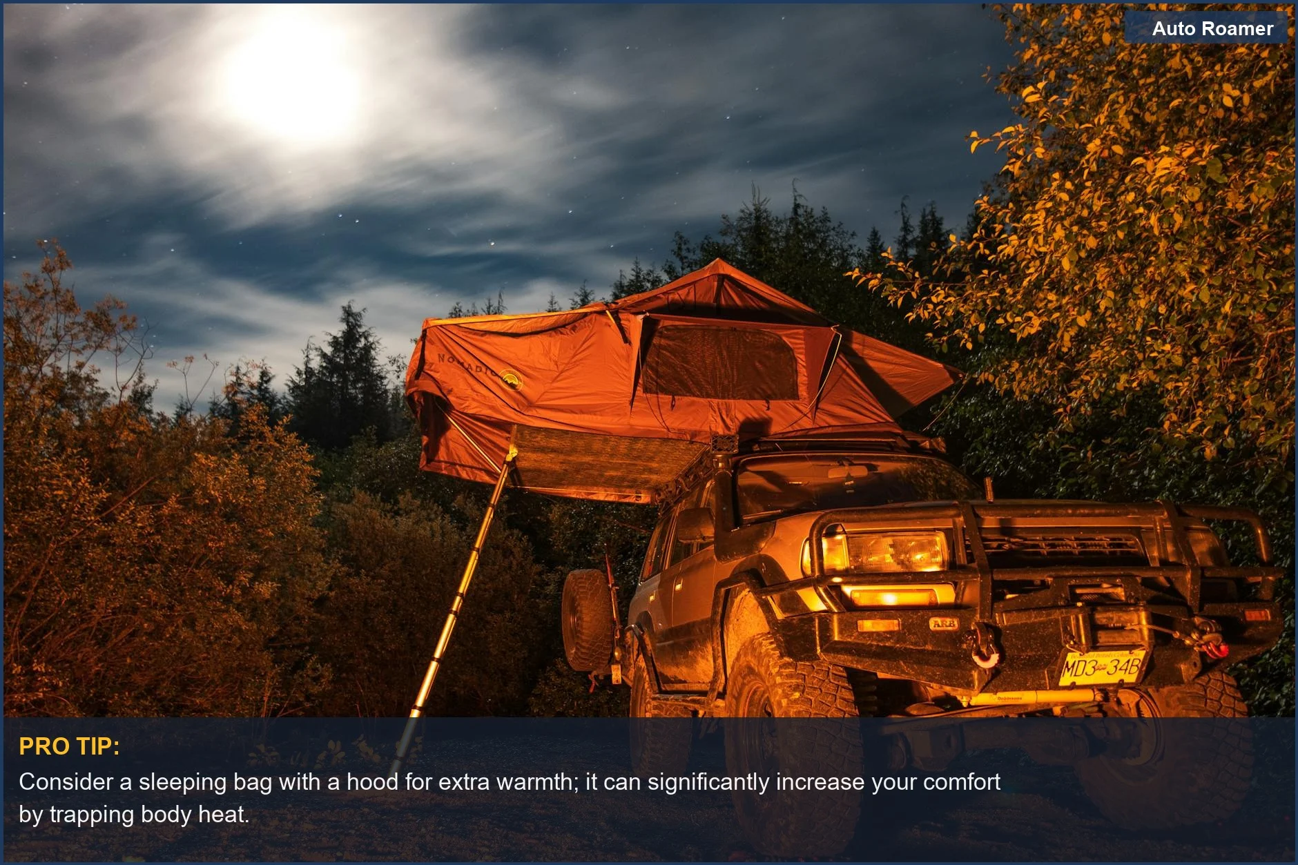 Camping de coche nocturno con una tienda de techo iluminada bajo un cielo estrellado.