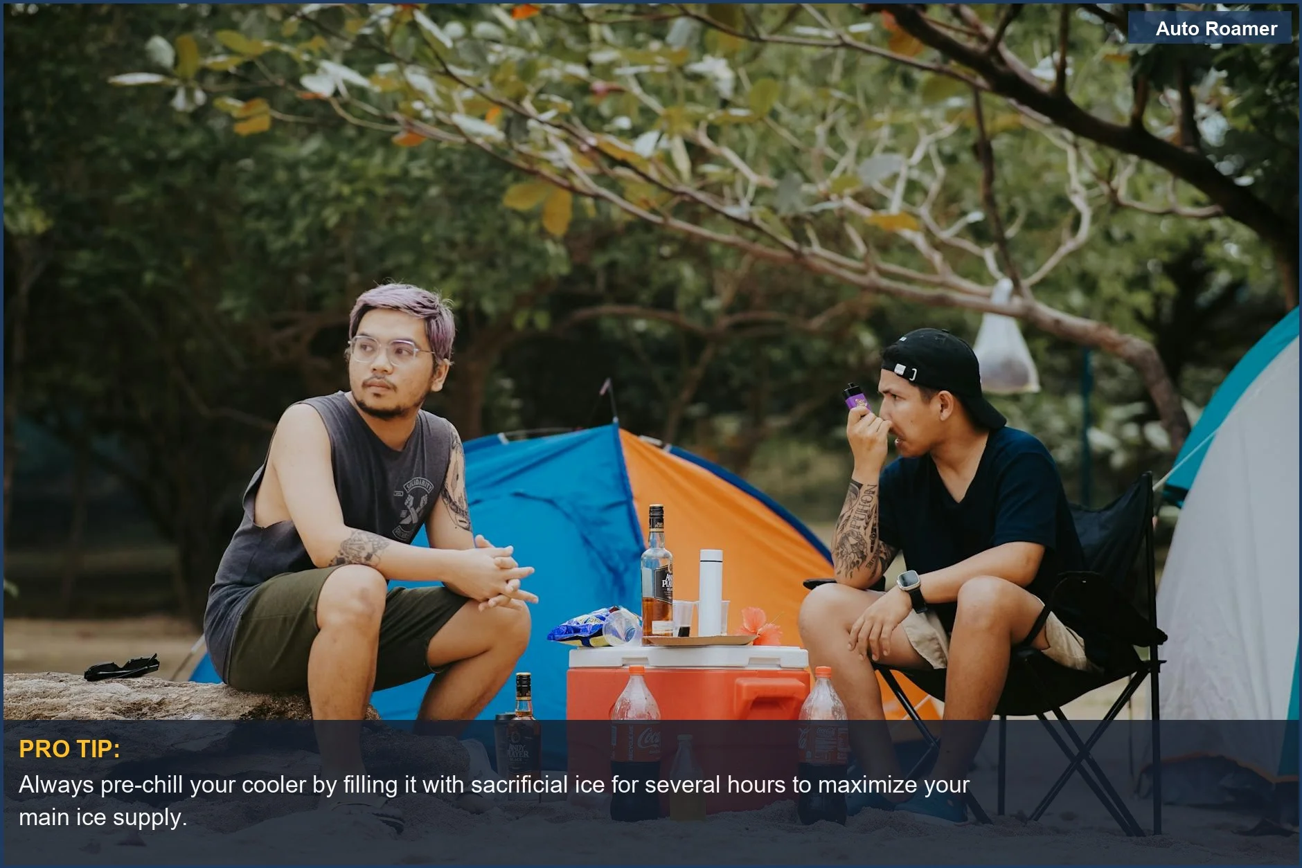 Acampando en la playa con amigos y una nevera, perfecta para salidas de verano y la mejor nevera para acampar en coche.