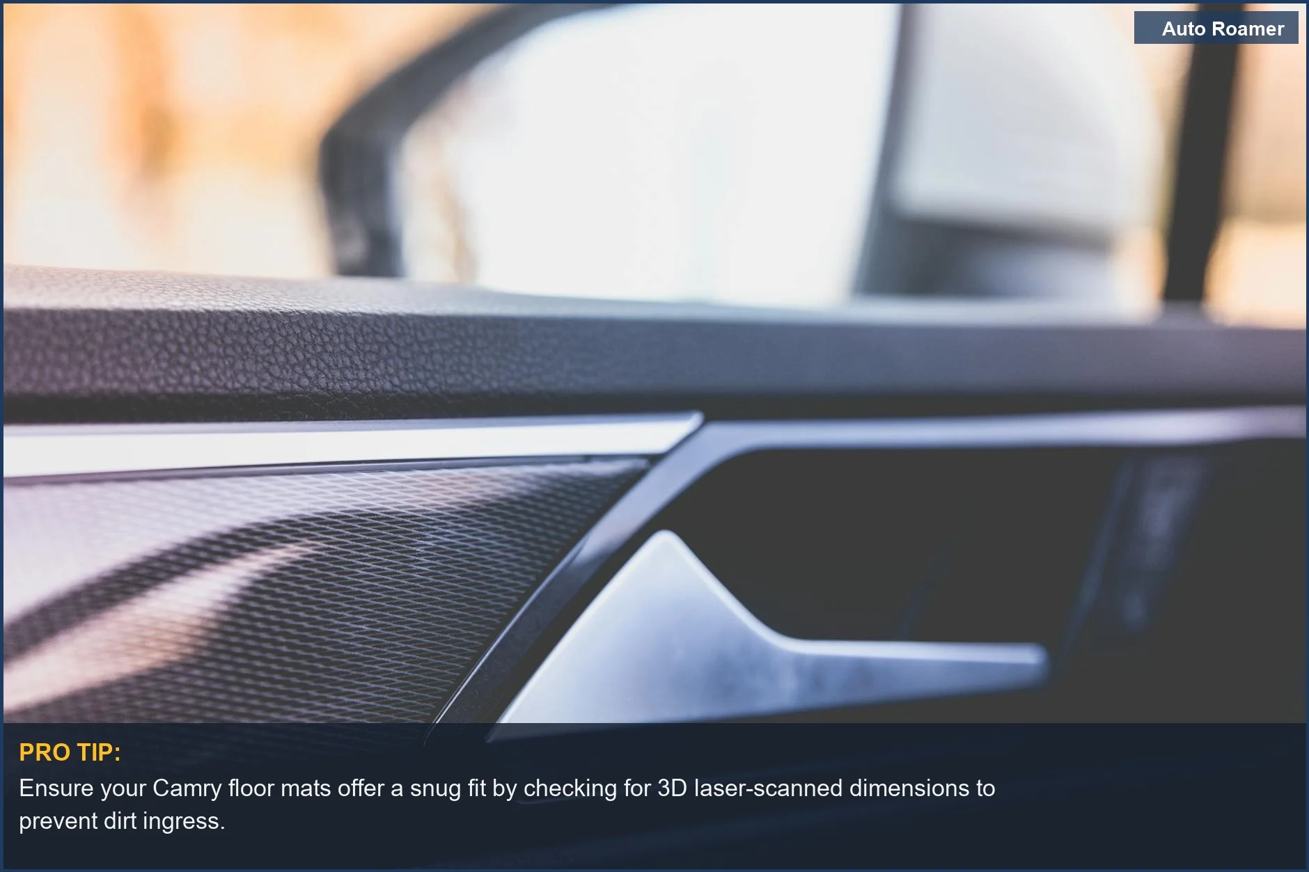 Primer plano del panel de la puerta interior negra de un Toyota Camry que muestra material duradero, perfecto para alfombrillas de coche.