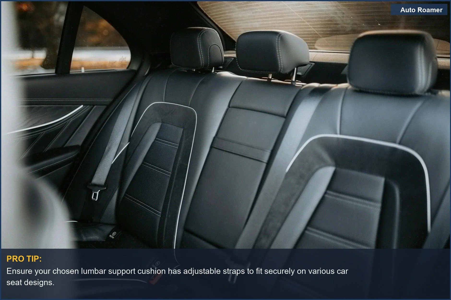 Elegante asiento trasero de cuero negro de un coche espacioso, enfatizando la importancia del soporte lumbar para todos los pasajeros.