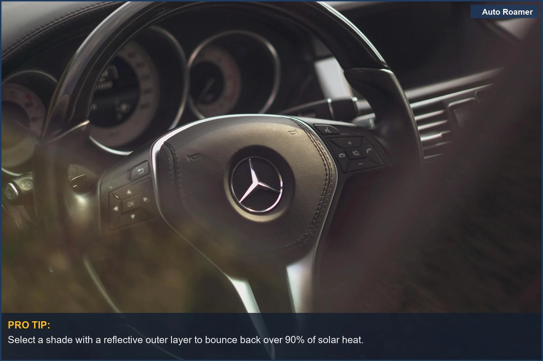 Primer plano del emblema del volante y los controles del salpicadero de un coche de lujo, mostrando la importancia de un parasol para coche de calidad.