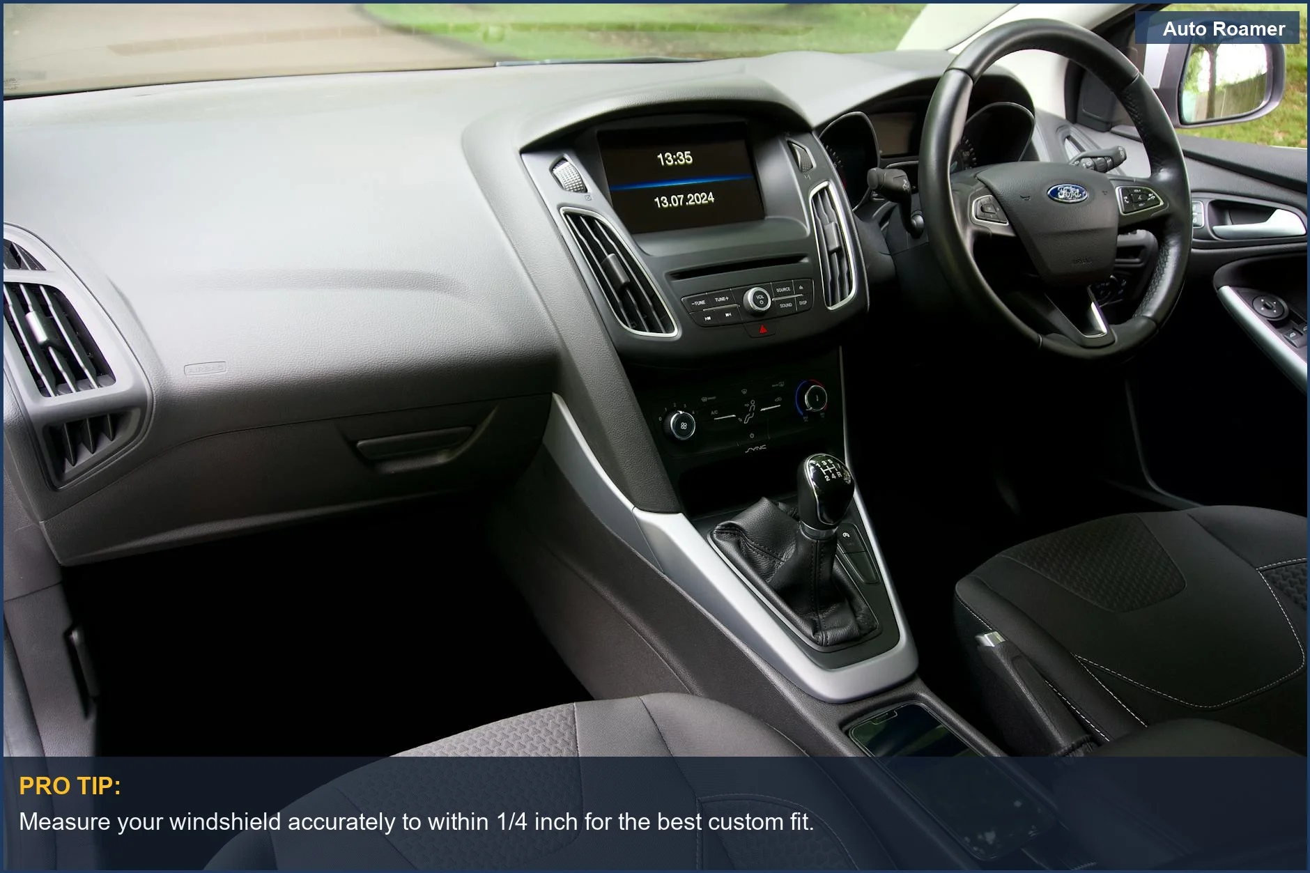 Interior de coche elegante con salpicadero avanzado y palanca de cambios manual, ideal para instalar un parasol de parabrisas personalizado.