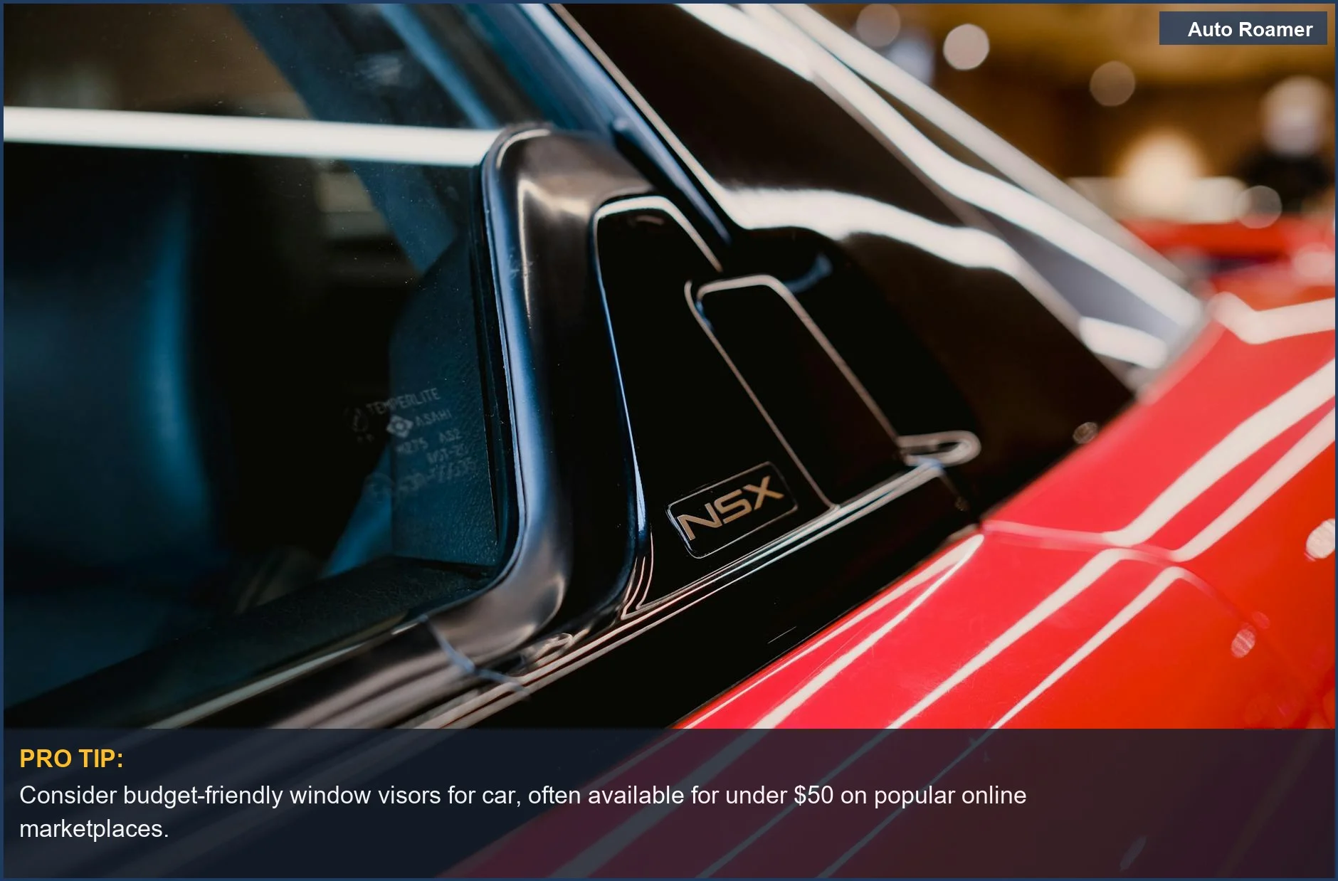 Elegantes viseras de ventanilla para coche en un deportivo rojo, destacando un diseño meticuloso y un acabado premium.