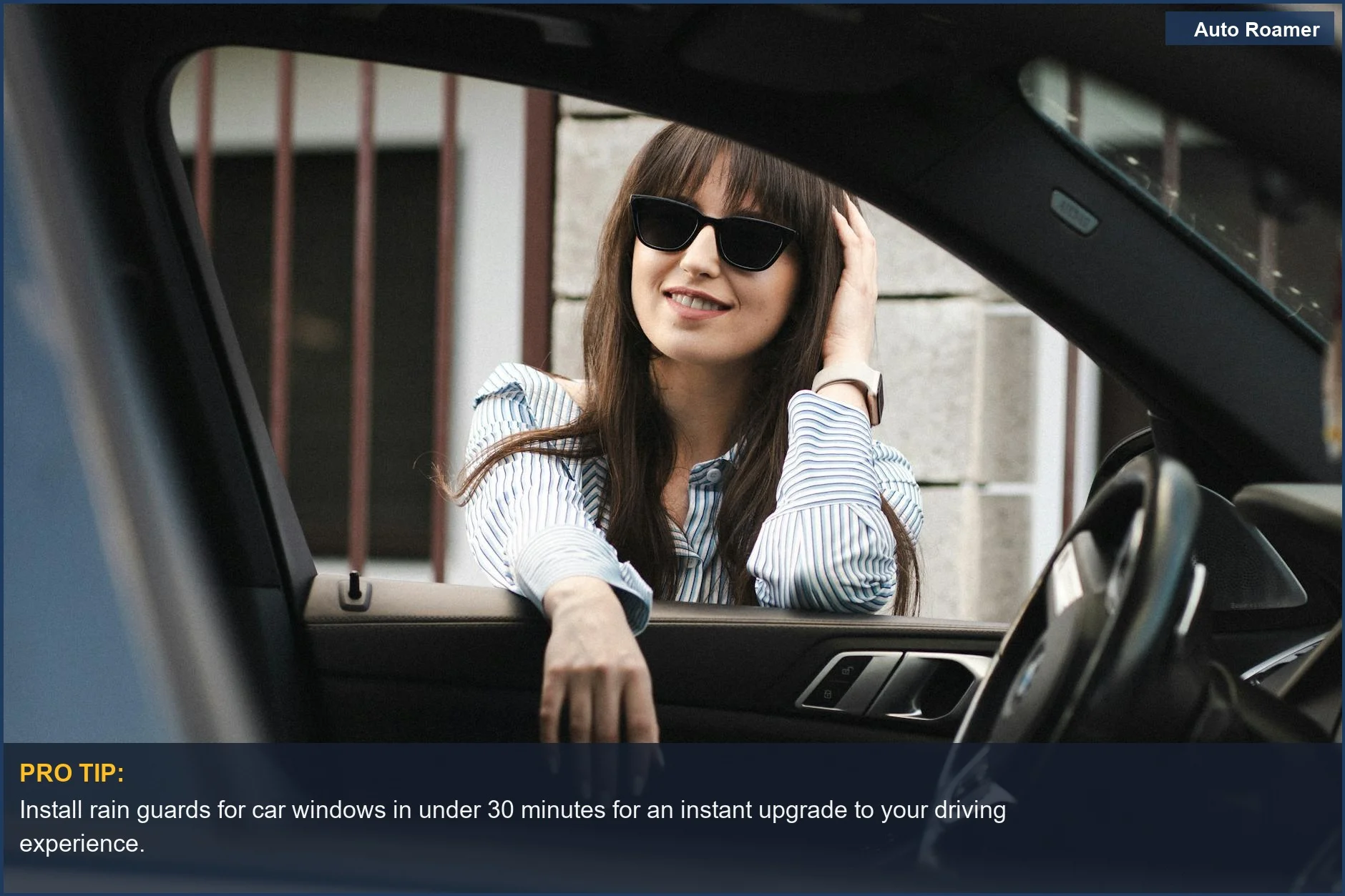 Elegante mujer disfrutando de la brisa con protectores de lluvia deportivos para ventanas de coche, exudando confianza y libertad.
