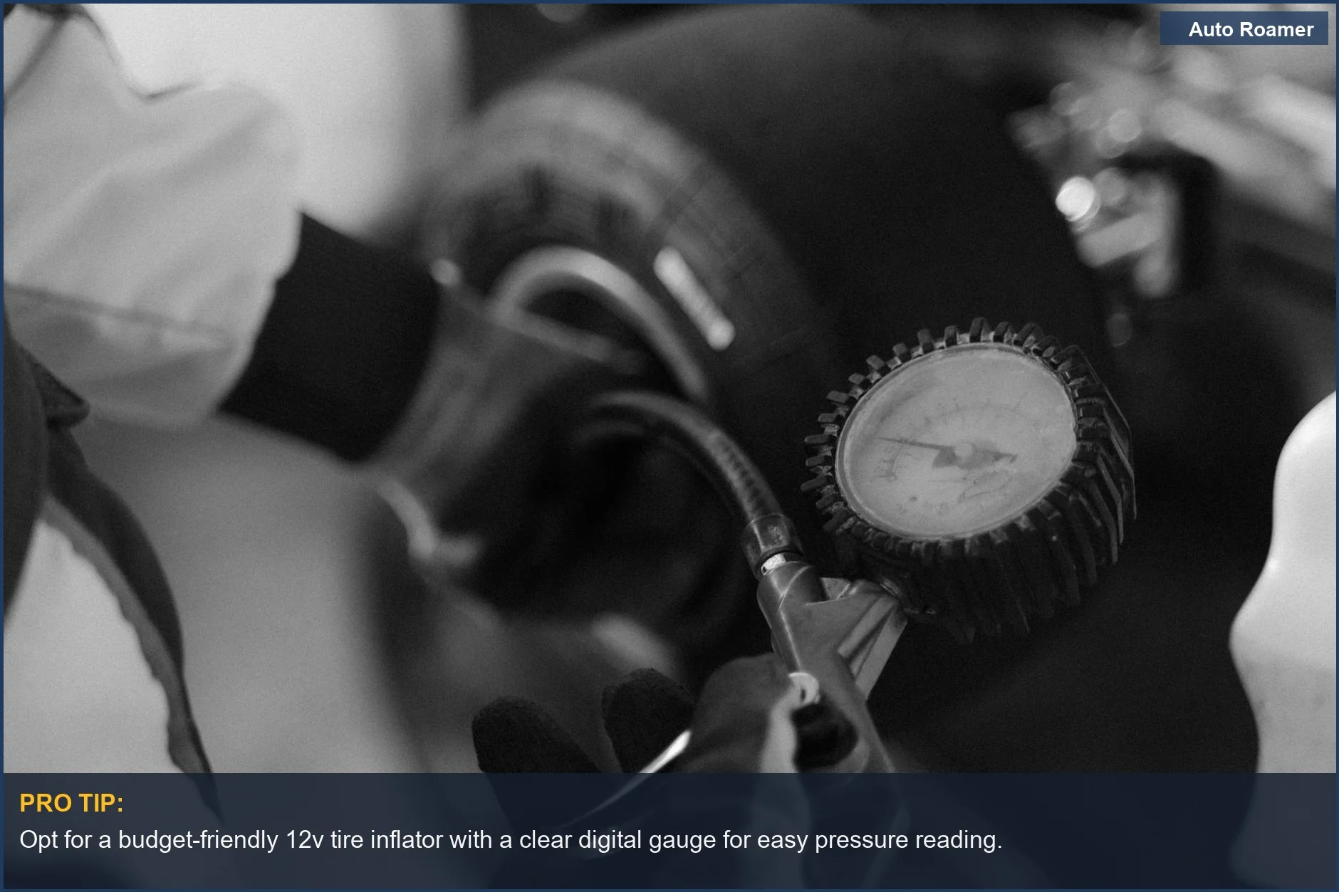 Imagen en blanco y negro de un mecánico comprobando la presión de los neumáticos de un kart con un manómetro, ideal para guías de infladores de neumáticos de coche.