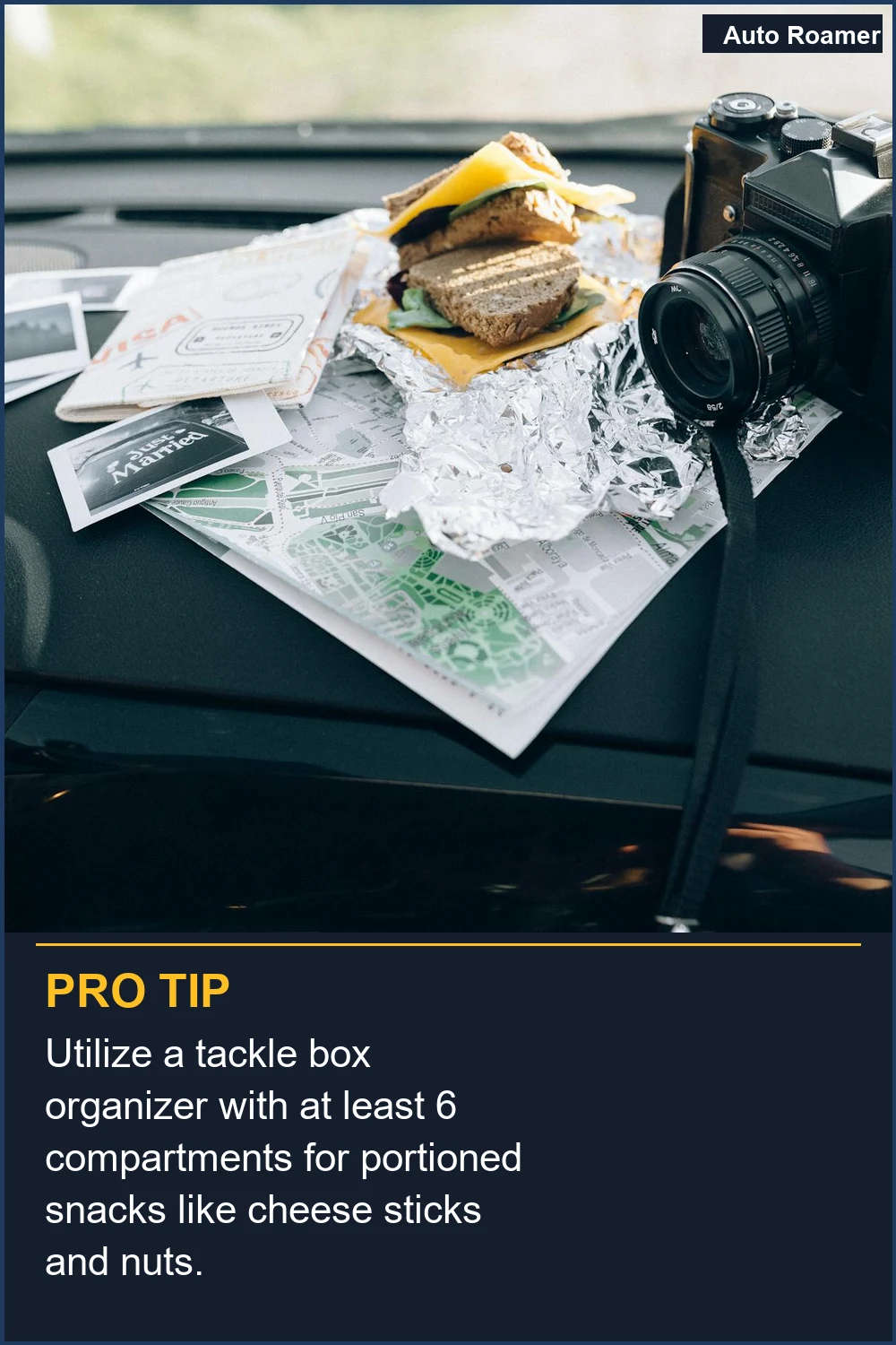 Utiliza un organizador de caja de pesca con al menos 6 compartimentos para snacks porcionados como palitos de queso y nueces.