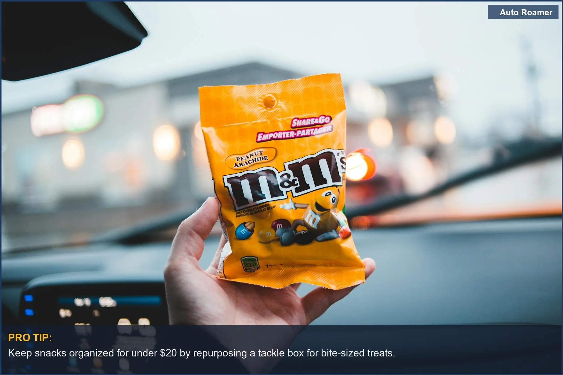 Persona sosteniendo caramelos coloridos, una solución perfecta de organizador de snacks para viajes por carretera para un fácil acceso en el camino.