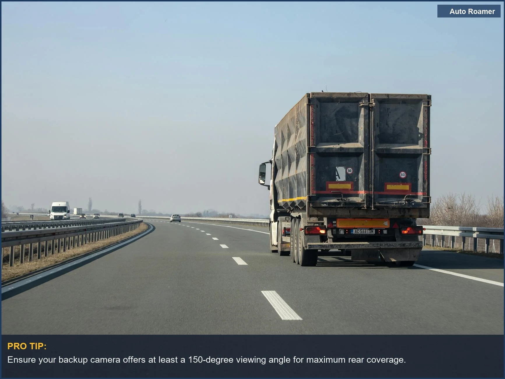 Camión de carga en la carretera, esencial para entender los ángulos de visión de la mejor cámara de reversa inalámbrica para camionetas.