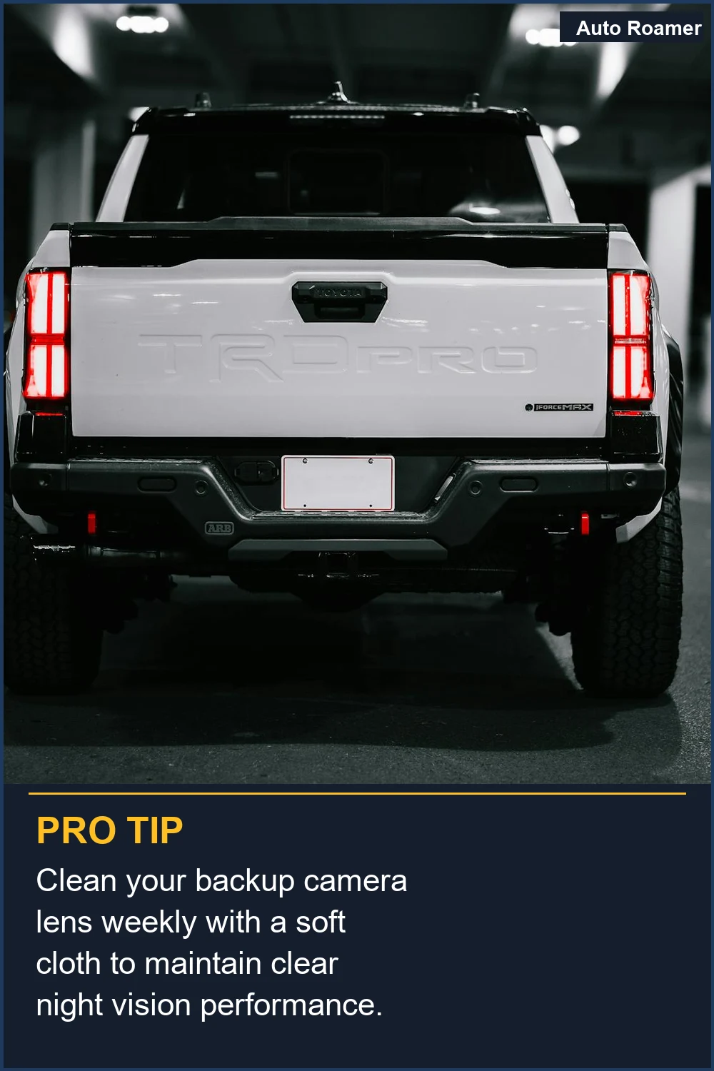 Limpia la lente de tu cámara de reversa semanalmente con un paño suave para mantener un rendimiento claro de visión nocturna.