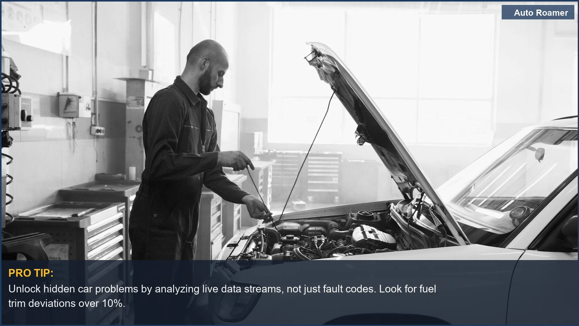 Mecánico usando un escáner OBD2 para verificar códigos del motor y datos en vivo en un coche.