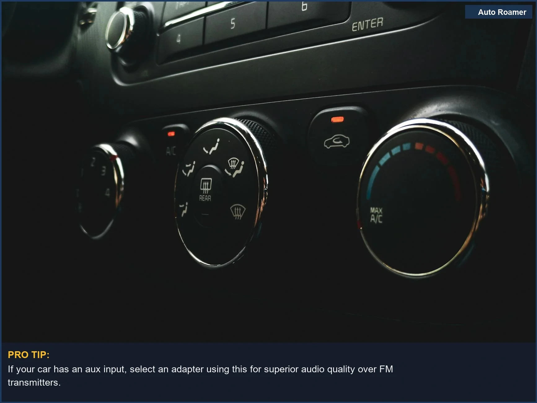 Primer plano detallado de los controles del salpicadero del coche, mostrando varios botones y diales para el ajuste del audio.