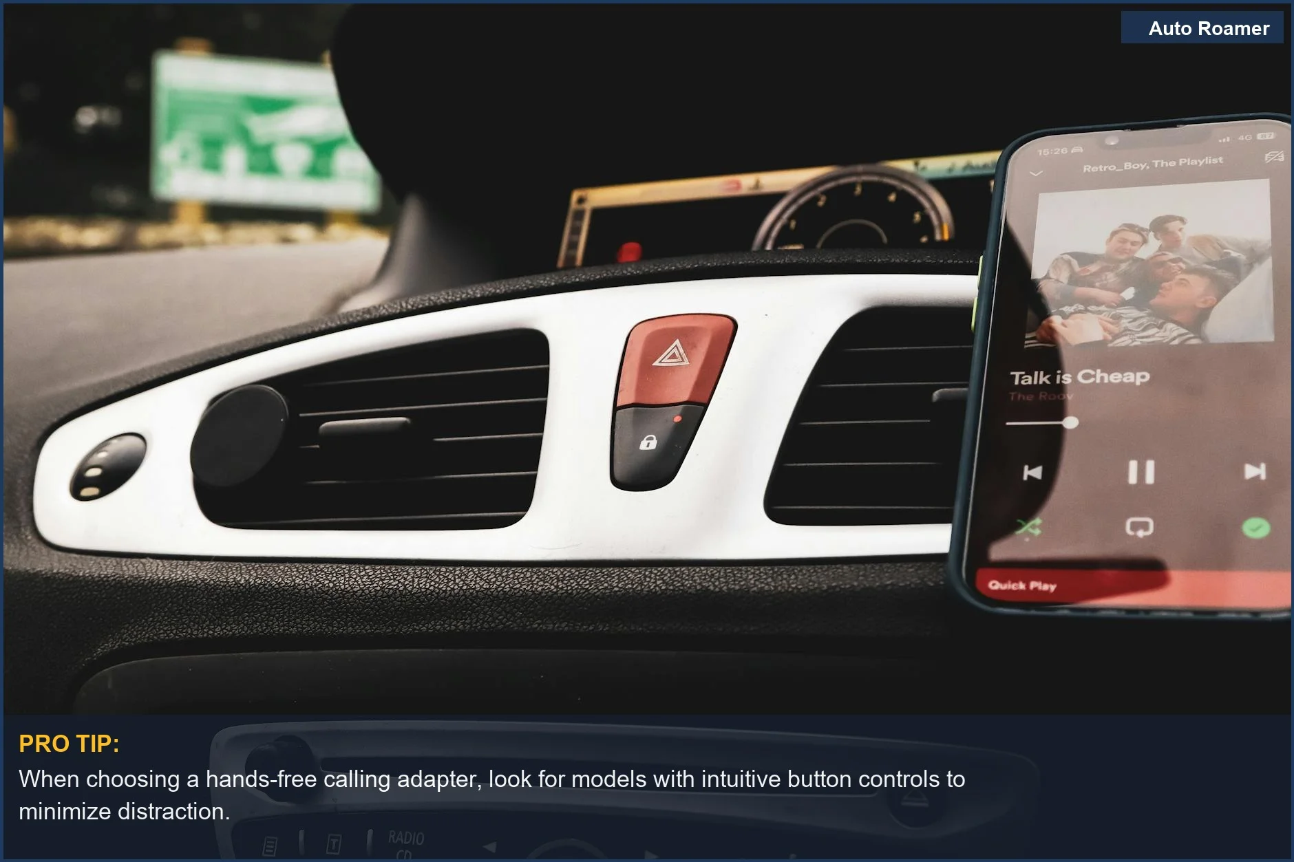 Primer plano del interior de un coche, destacando un smartphone reproduciendo Spotify junto a los controles del salpicadero.