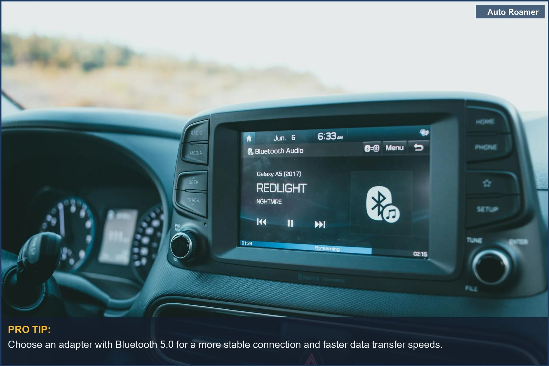 Salpicadero de coche moderno con sistema de audio Bluetooth y pantalla de música, mostrando una mejora del audio del coche.