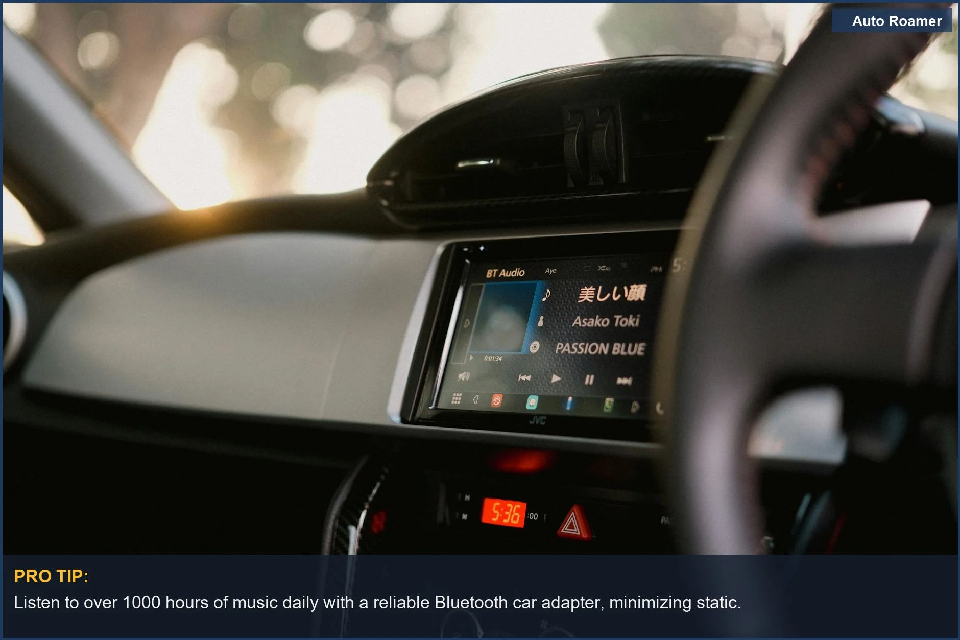 Primer plano del salpicadero digital de un coche mostrando la reproducción de música y la hora, ideal para un adaptador Bluetooth para coche.