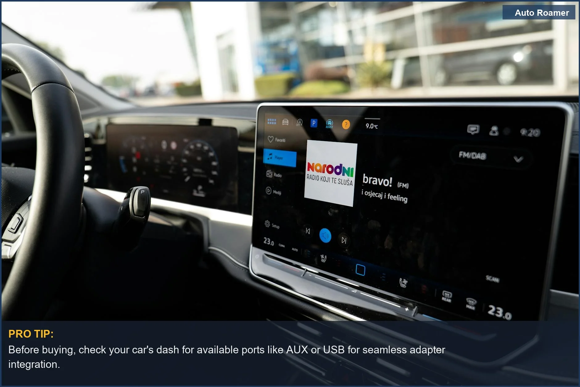 Elegante salpicadero digital de coche con controles de navegación y multimedia, perfecto para una mejora del audio del coche.