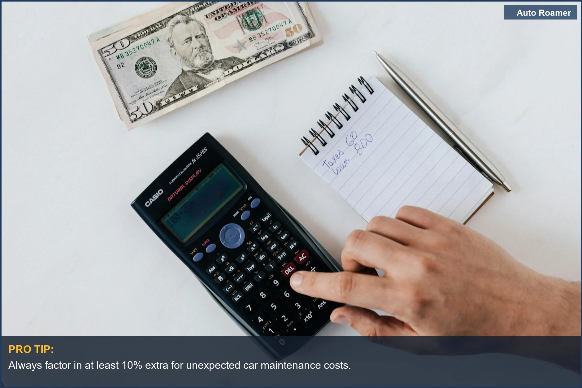 Mano calculando el monto del préstamo en una calculadora para la planificación de la cuota mensual del coche.