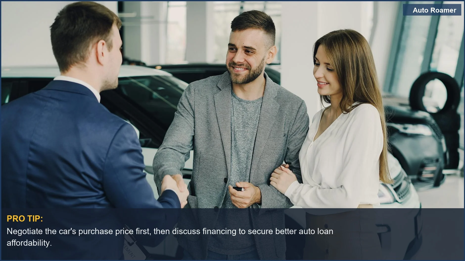 Pareja feliz finalizando la compra de un coche con un vendedor, lo que significa asequibilidad del préstamo para automóviles y una experiencia de compra de coche positiva.