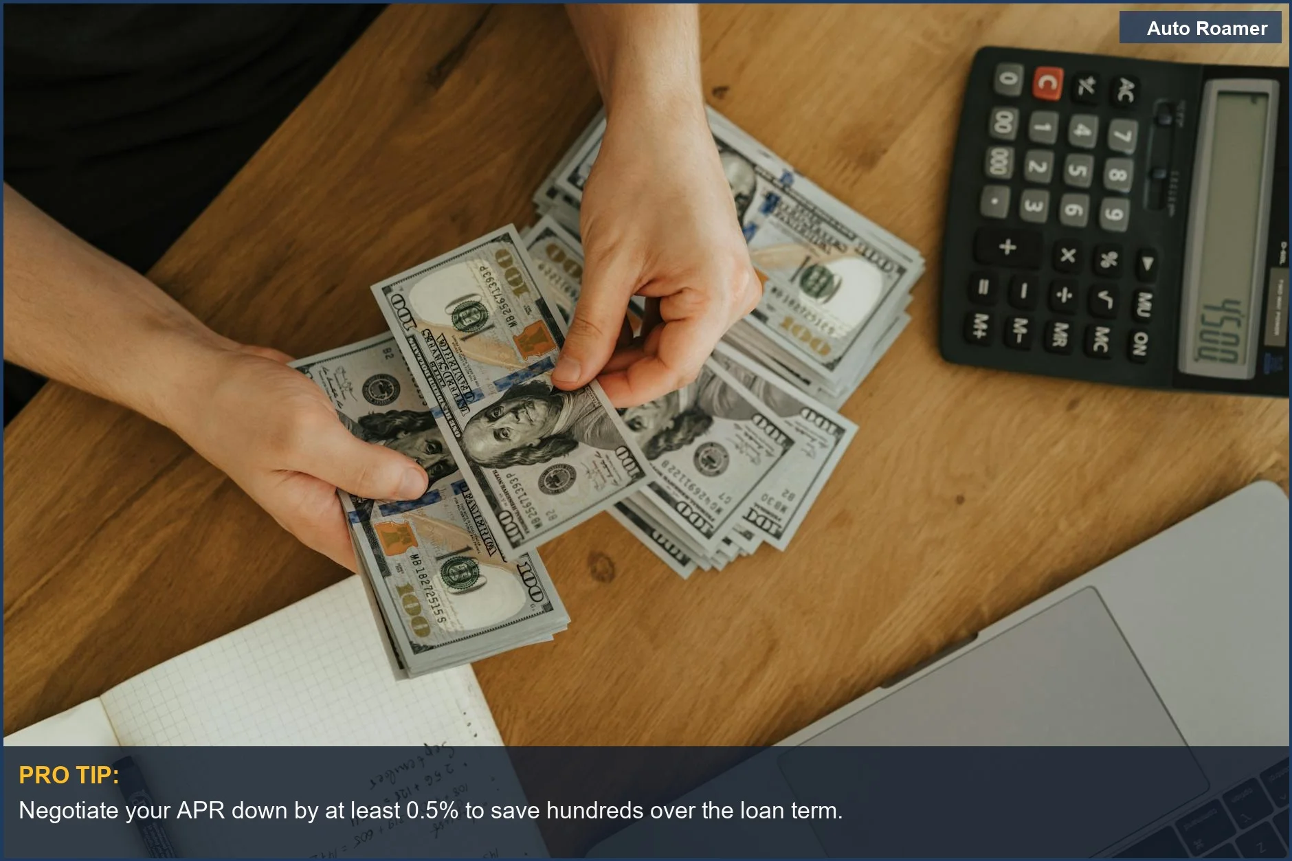 Manos contando dinero con un portátil y una calculadora para tomar decisiones informadas sobre préstamos de coche.