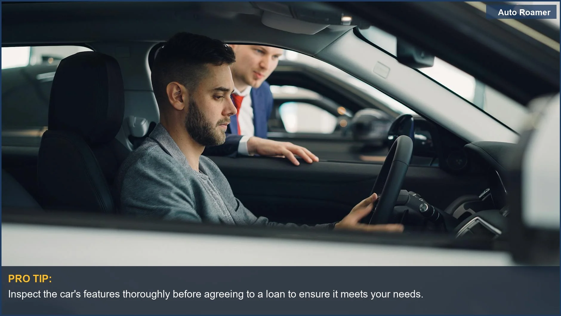 Hombre examinando el interior de un coche con un vendedor, destacando las características para tomar decisiones inteligentes sobre la asequibilidad del préstamo para automóviles.