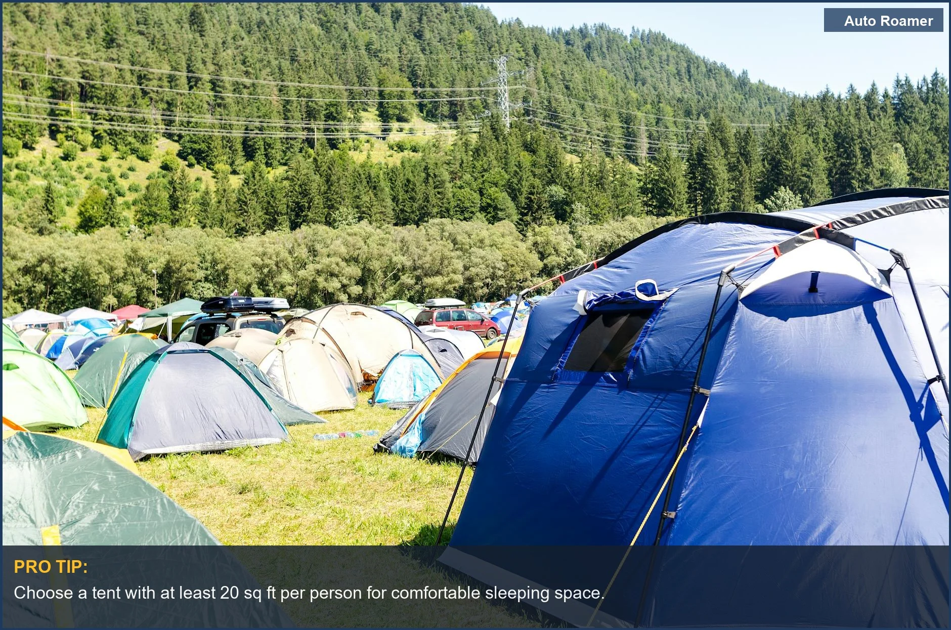 El equipamiento esencial para acampar incluye tiendas de campaña montadas en un pintoresco valle verde con montañas.