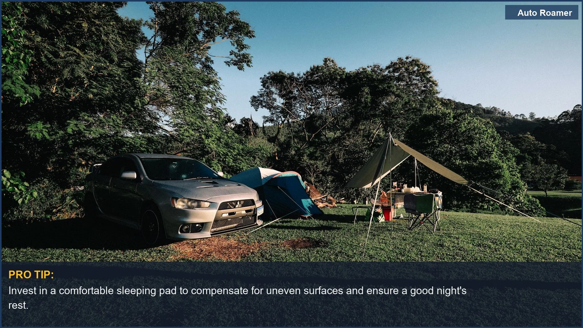 Pacífica configuración de acampada en coche en un Chevy Equinox, con una tienda de campaña y vegetación exuberante, ideal para aventuras en solitario.