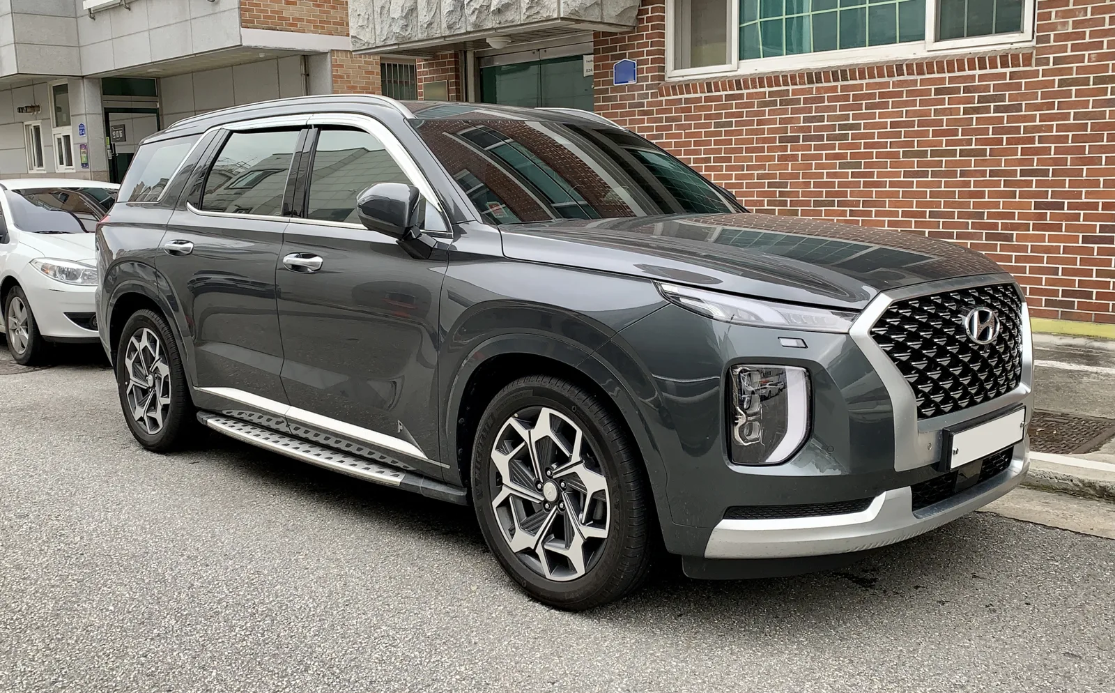 A dark gray Hyundai Palisade three-row SUV, the vehicle this guide tests for sleeping in