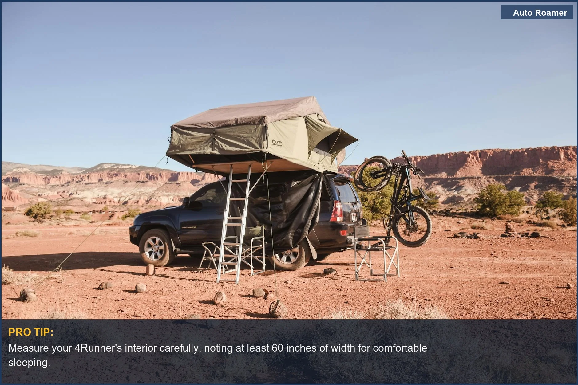 Configuración de acampada en coche en el desierto con tienda de techo Toyota 4Runner y bicicleta de montaña, ideal para dormir en 4Runner.