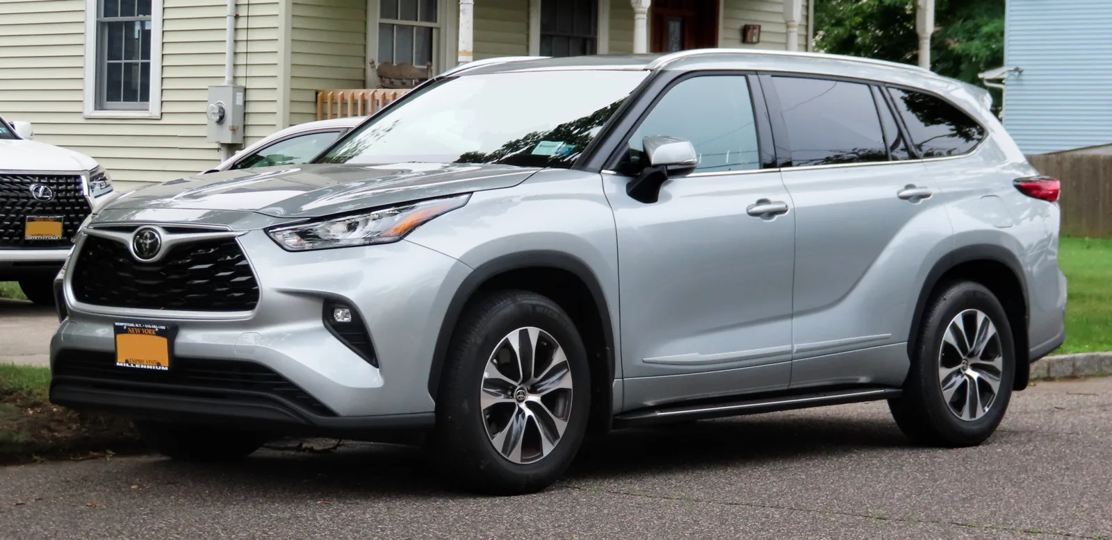 A silver Toyota Highlander three-row SUV at a curb, the model this sleeping guide covers
