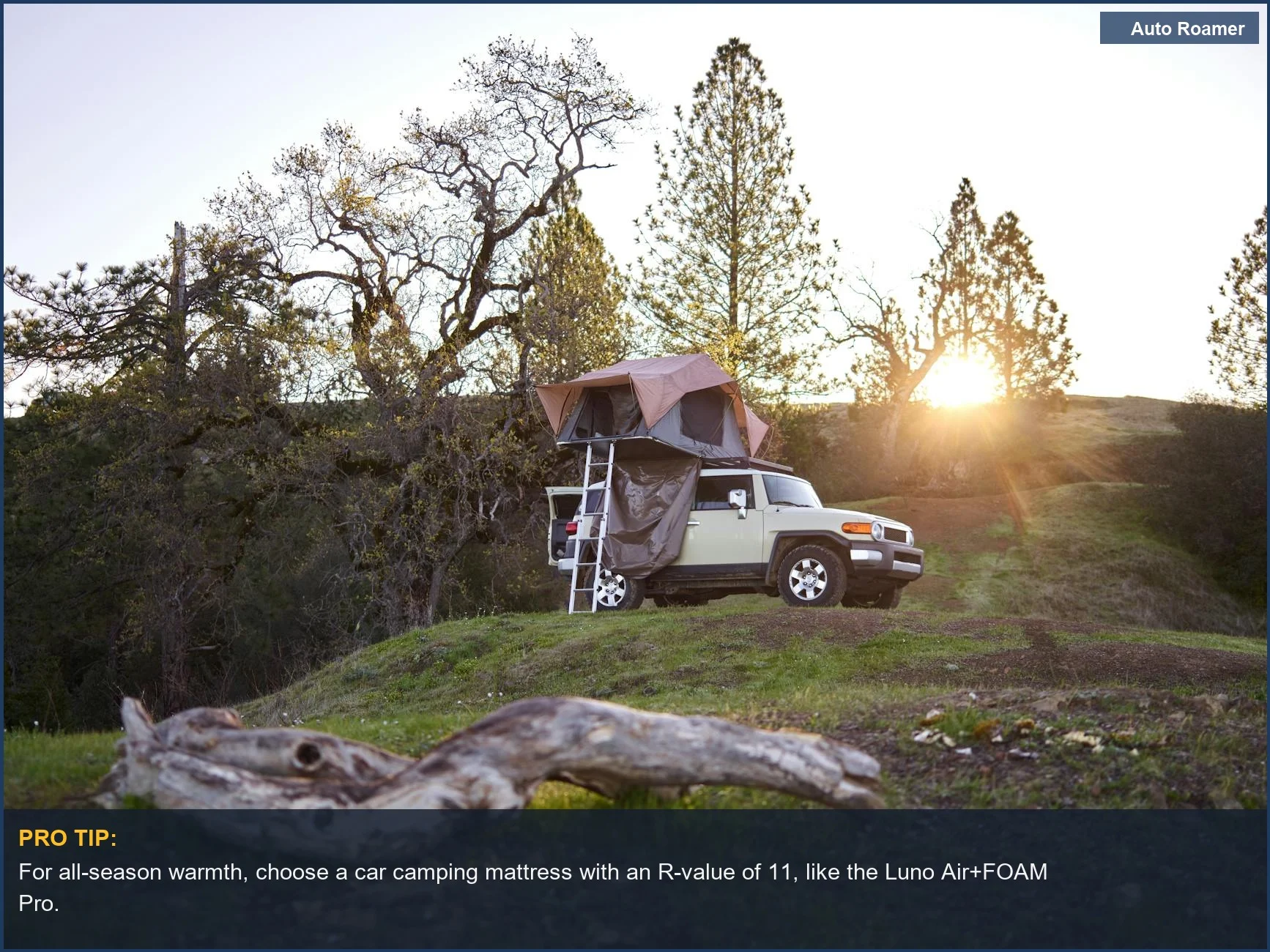 Escena de camping serena por la tarde con una tienda de techo en un SUV en la naturaleza, perfecta para acampar en coche.