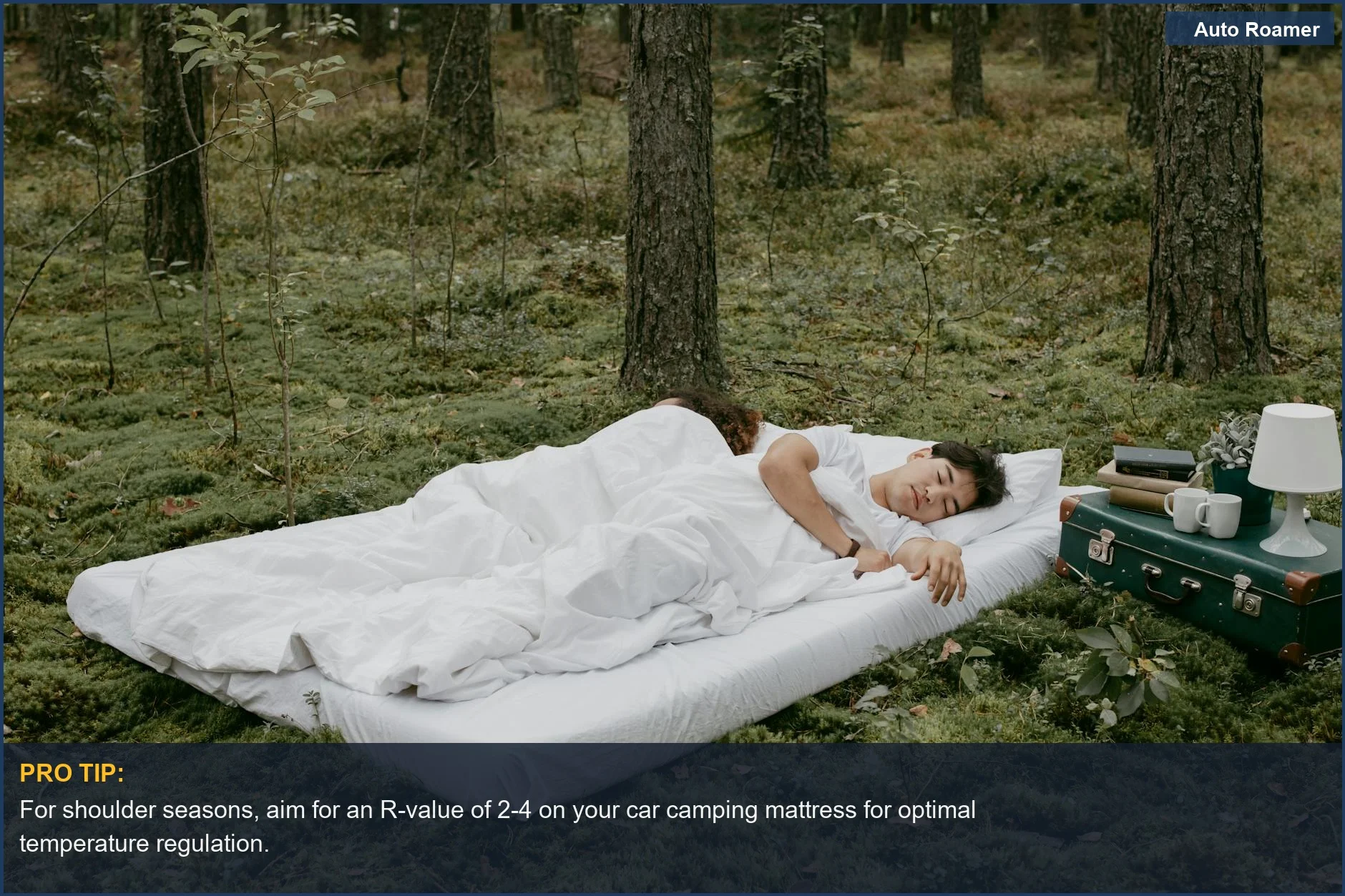 Pareja durmiendo pacíficamente en un colchón en un bosque, demostrando un ambiente de camping al aire libre sereno.