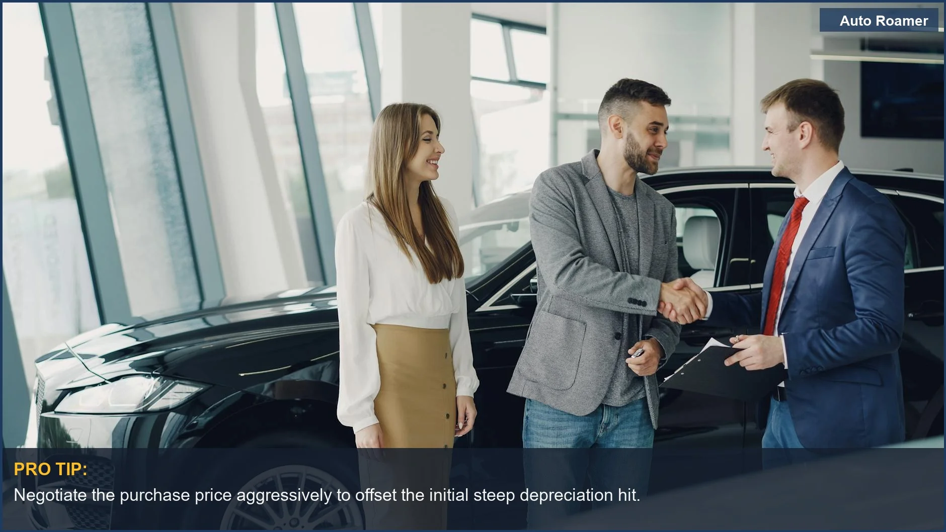 Los clientes dan la mano a un concesionario, simbolizando la compra de un coche y el inicio de la depreciación.