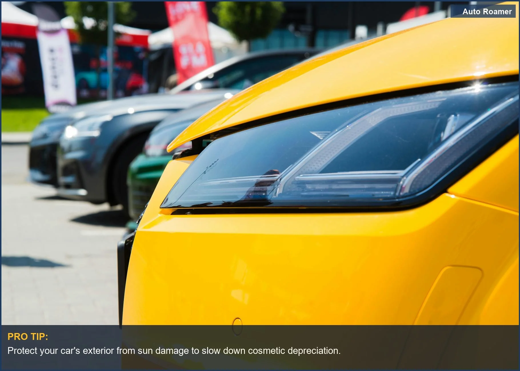 Primer plano de un faro de coche de color amarillo vibrante en un aparcamiento soleado, listo para la aventura.
