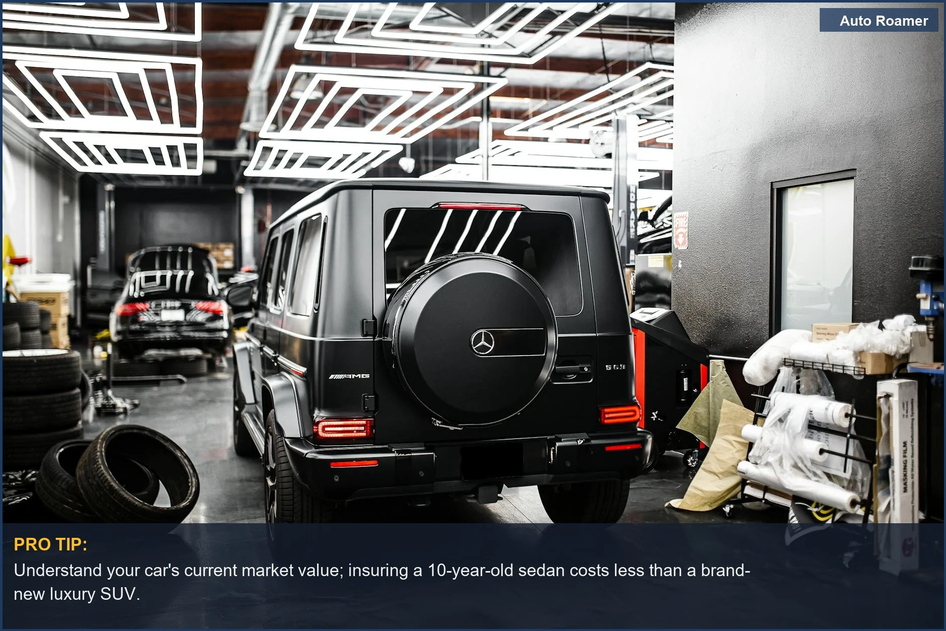 Elegante SUV Mercedes-Benz negro aparcado en un garaje moderno, representando los factores que afectan al seguro del coche.