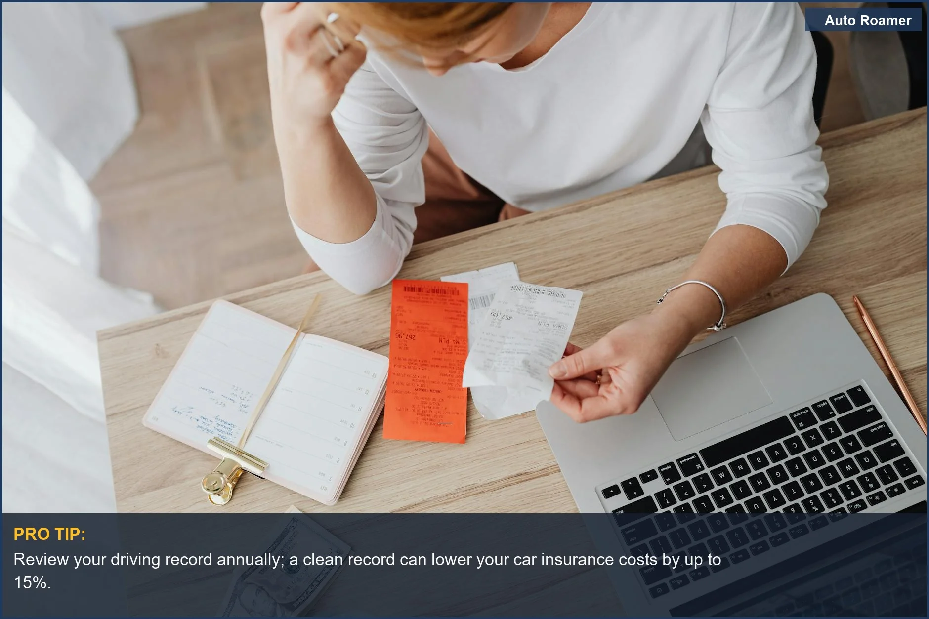 Mujer en casa planificando presupuesto con portátil y recibos, destacando los factores que afectan las primas del seguro de coche.