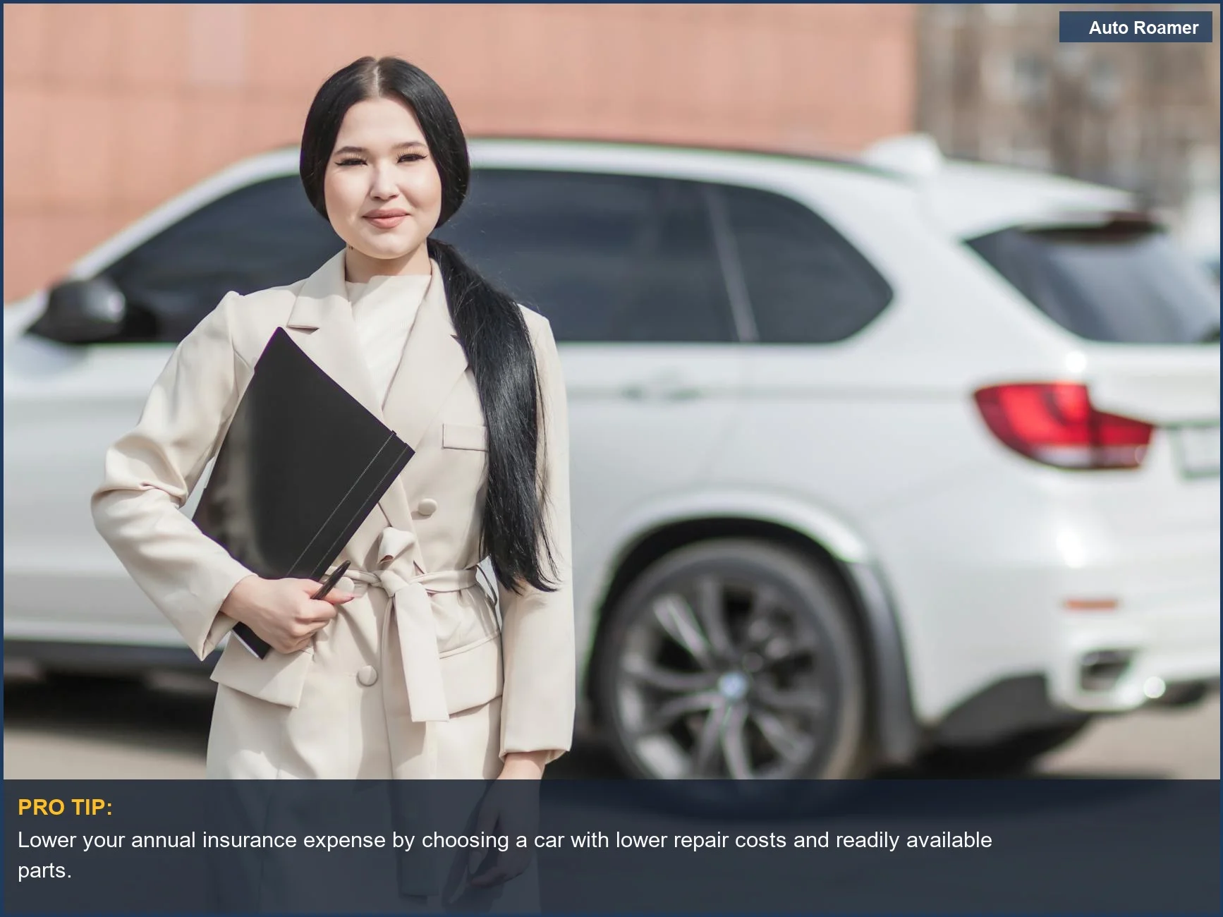 Mujer con traje de negocios, segura de sí misma, junto a un coche de lujo, ilustrando los altos costes del seguro de coche.