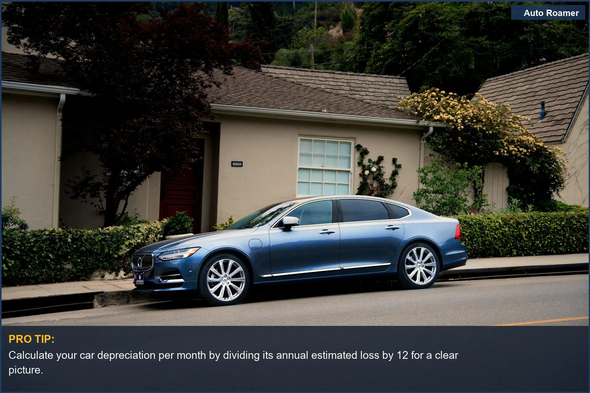 Elegante coche de lujo azul fuera de una casa suburbana, ilustrando la depreciación del coche por mes.