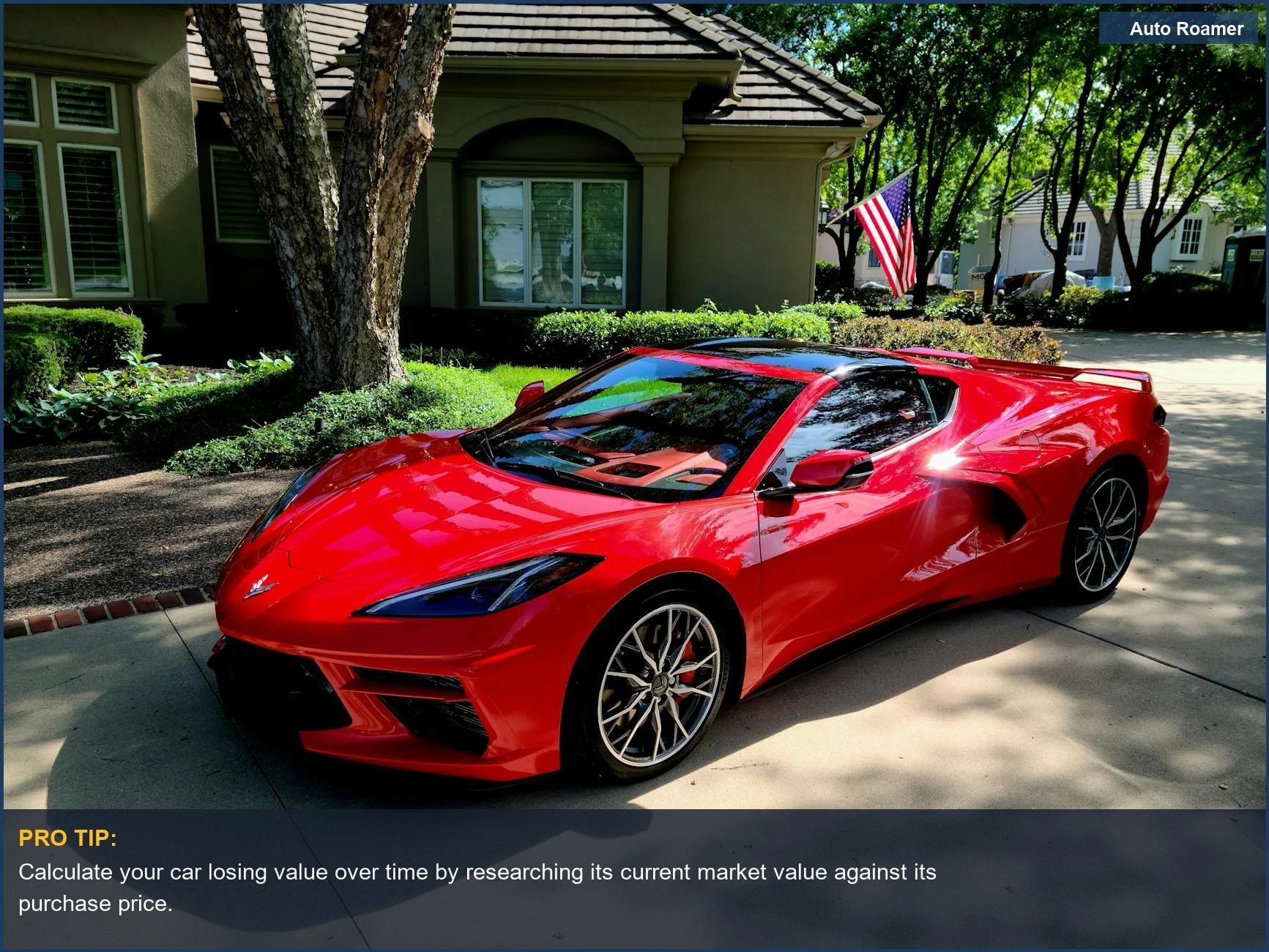 Vibrante coche deportivo rojo cerca de una casa de lujo, demostrando la pérdida de valor del coche con el tiempo.