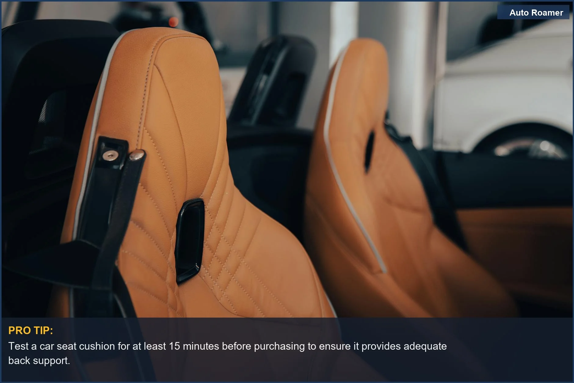 Primer plano de elegantes asientos de coche de cuero, que resaltan la importancia de un cojín de asiento de coche para el soporte lumbar en viajes largos.