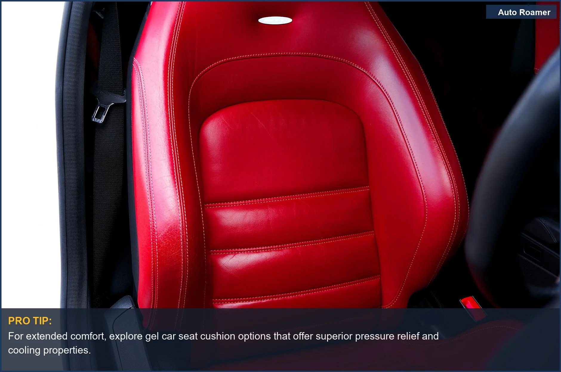 Primer plano de un asiento de coche de cuero rojo vibrante, enfatizando su textura suave y comodidad.