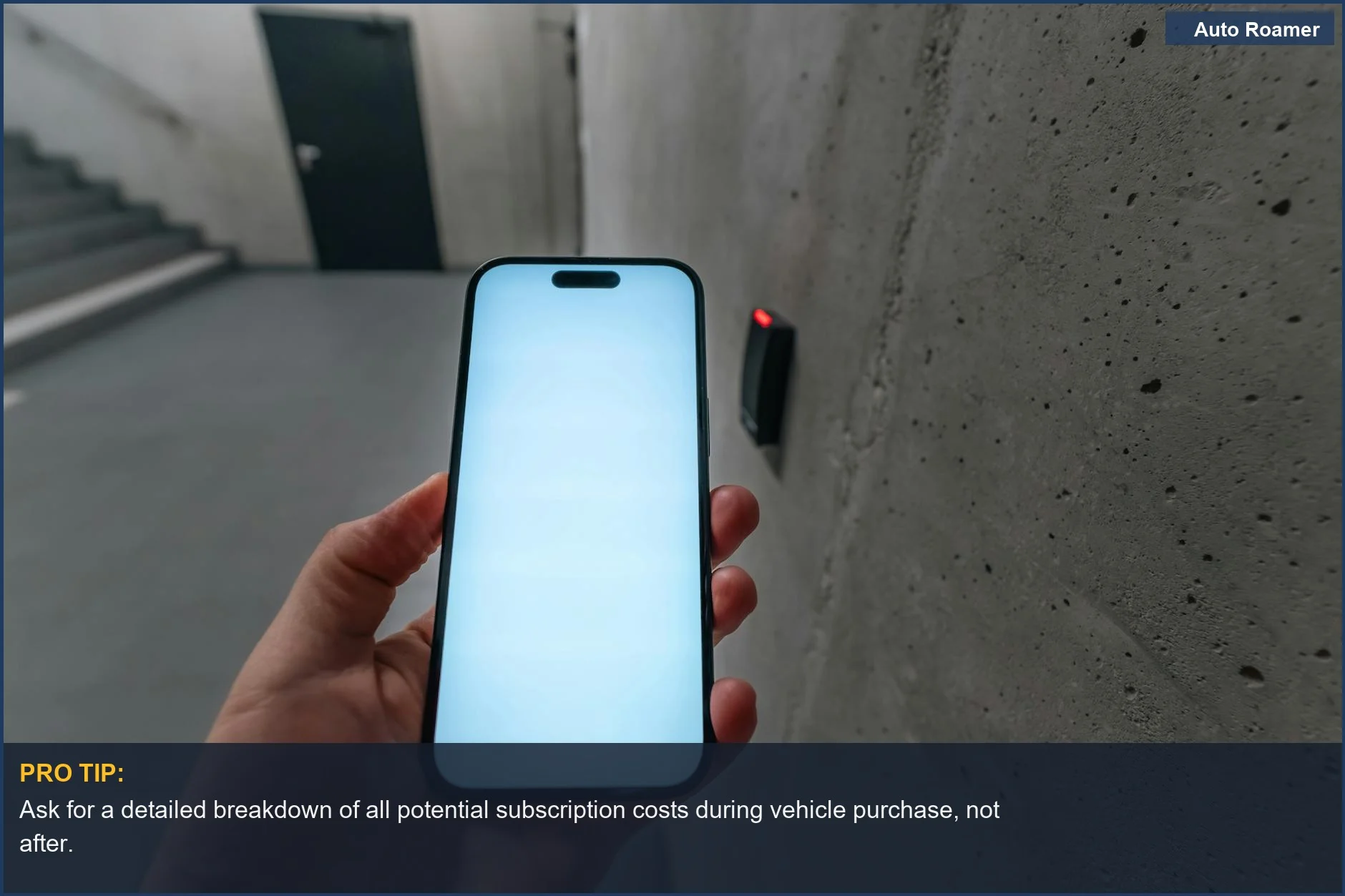 Smartphone desbloqueando una puerta con NFC, representando cómo los coches pueden bloquear funciones mediante suscripción.